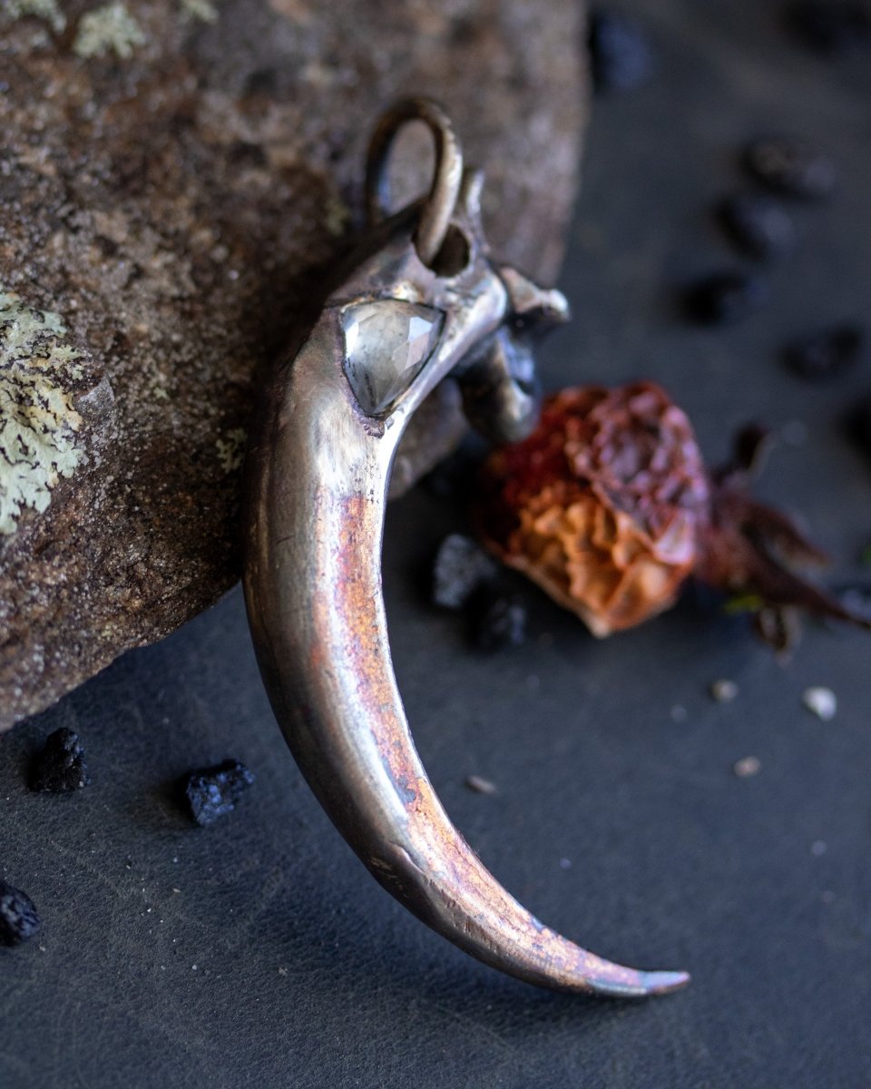 Asymmetrical Rose - Cut Aquamarine Talon Pendant: A Symbol of Calm and Clarity - Machinations