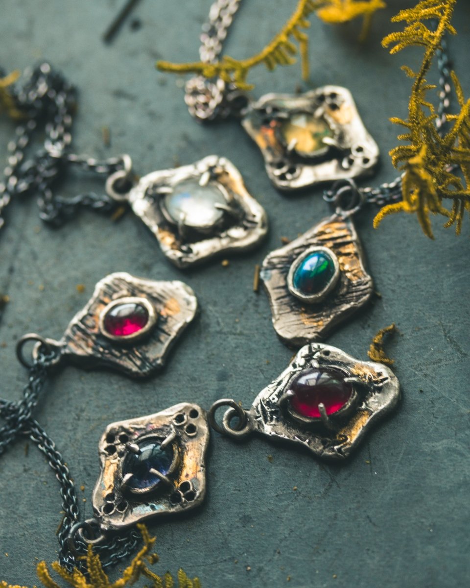 Beyond the Vale Amulets: Black Opal – A Talisman of Mystery and Transformation - Machinations