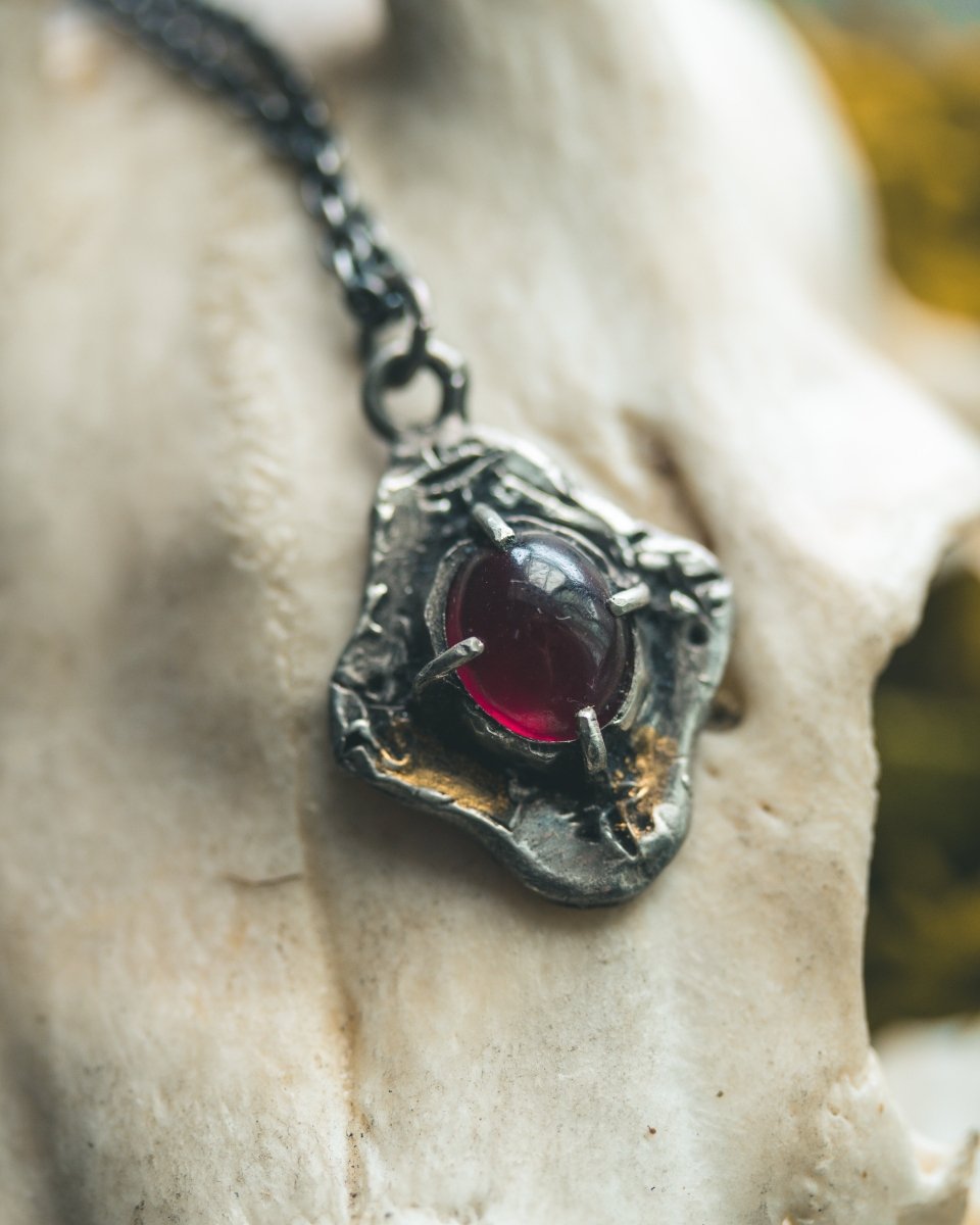 Beyond the Vale Amulets: Garnet – A Talisman of Passion and Protection - Machinations