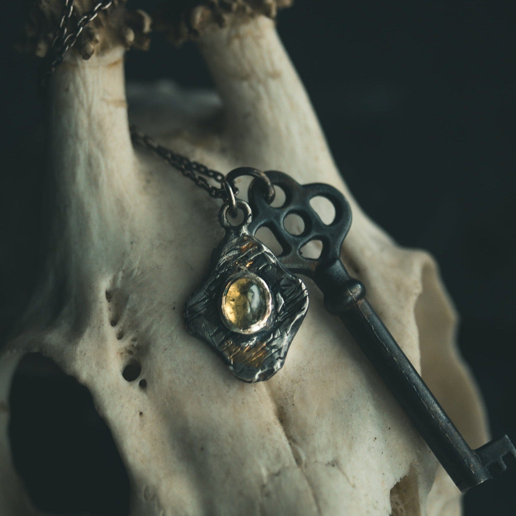 Beyond the vale Peridot cabochon Amulets - Machinations