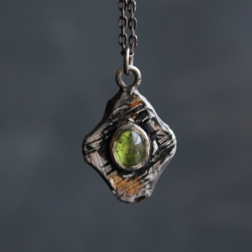 Beyond the vale Peridot cabochon Amulets - Machinations