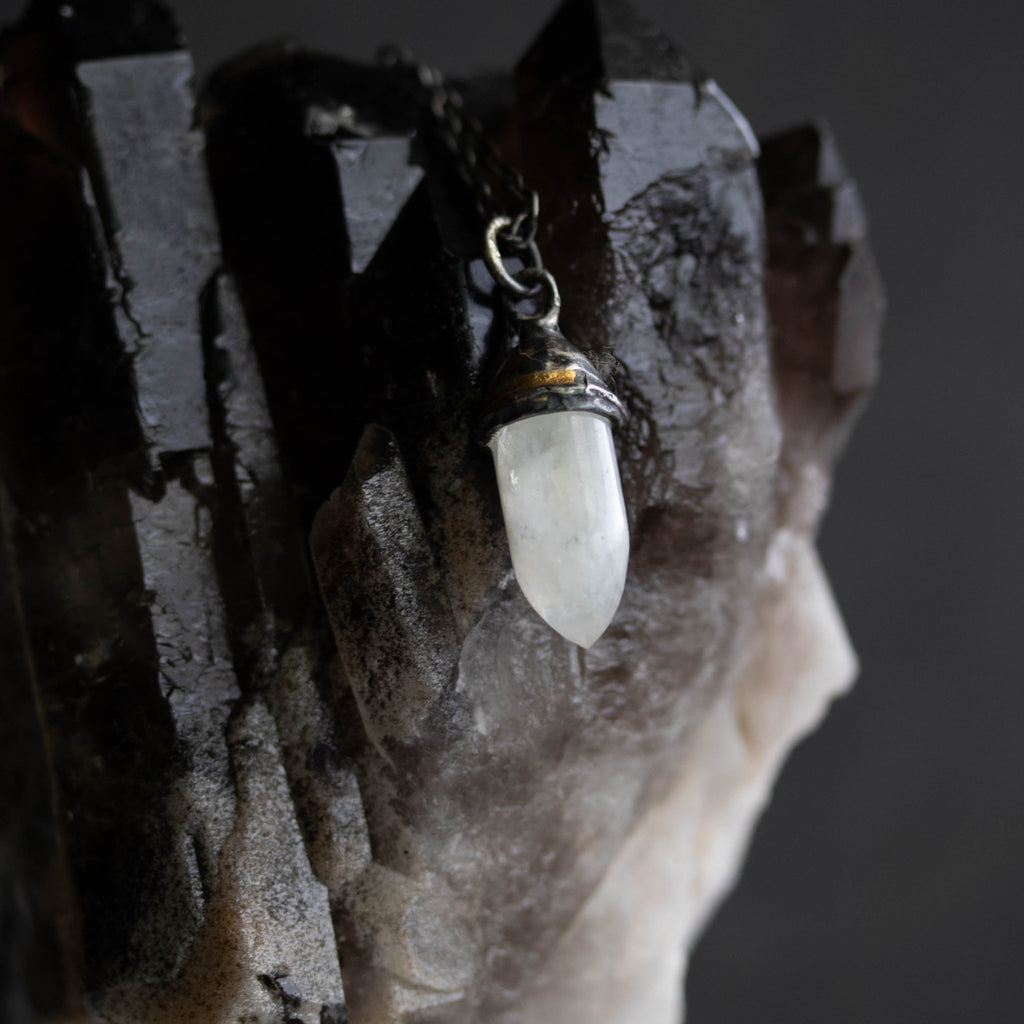 Knight Amulet Moonstone - Machinations