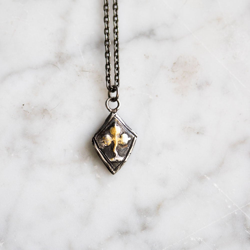 Knight Amulet The Three Leafed Clover Shield - Machinations
