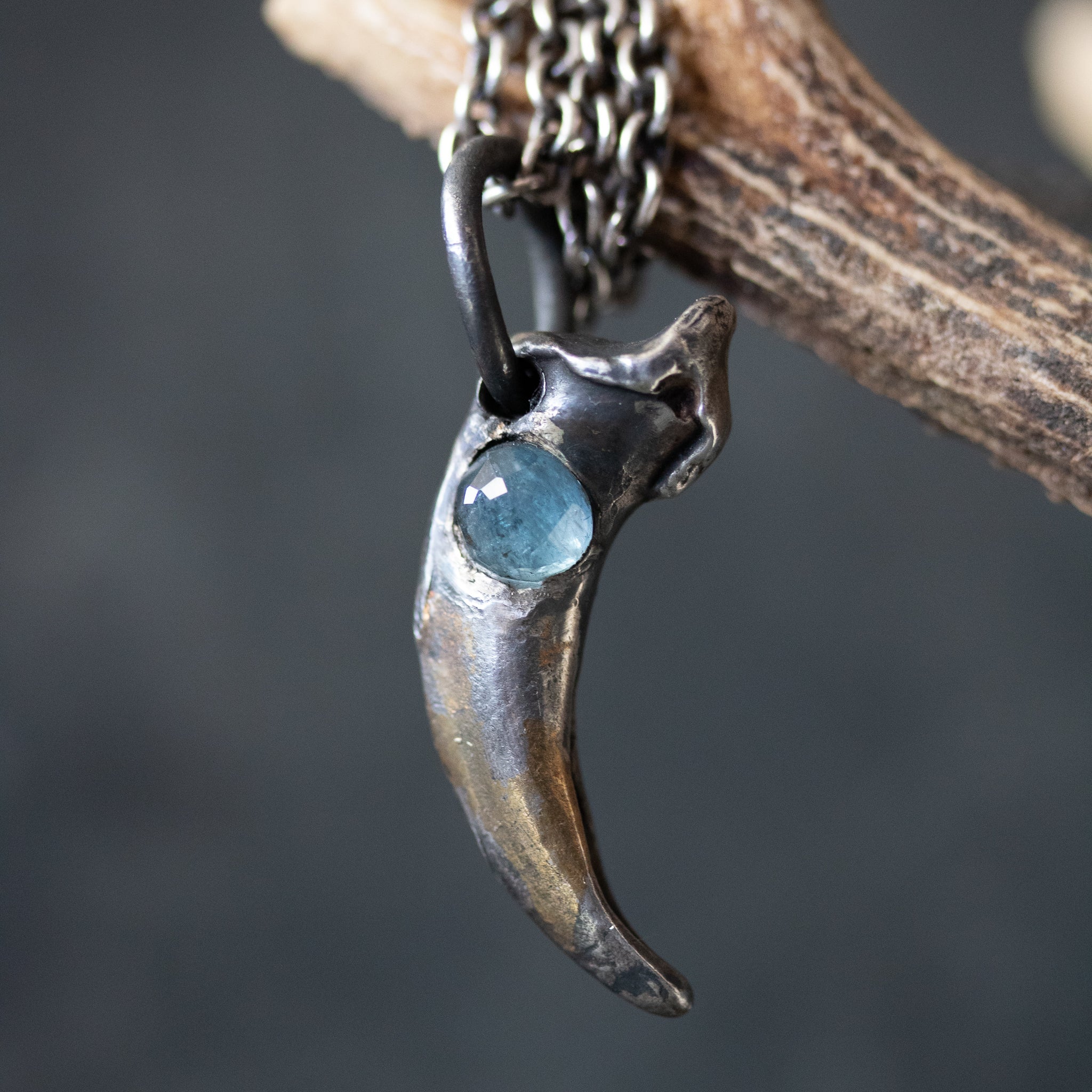 Lupus Spiritus Claw with Aquamarine - Machinations