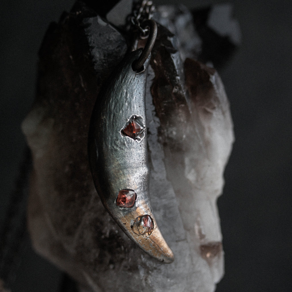 Lupus Spiritus Fang with Garnet - Machinations