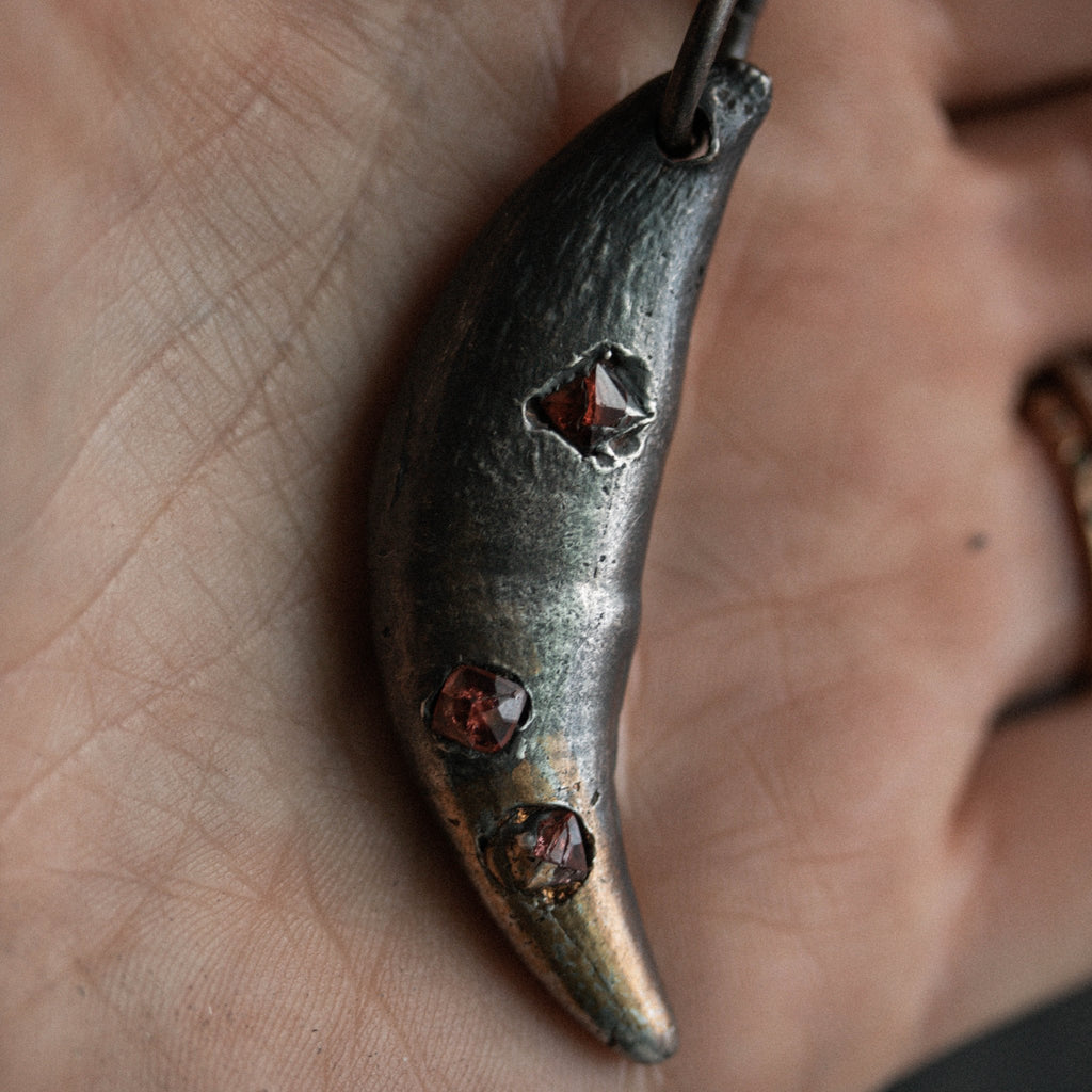 Lupus Spiritus Fang with Garnet - Machinations