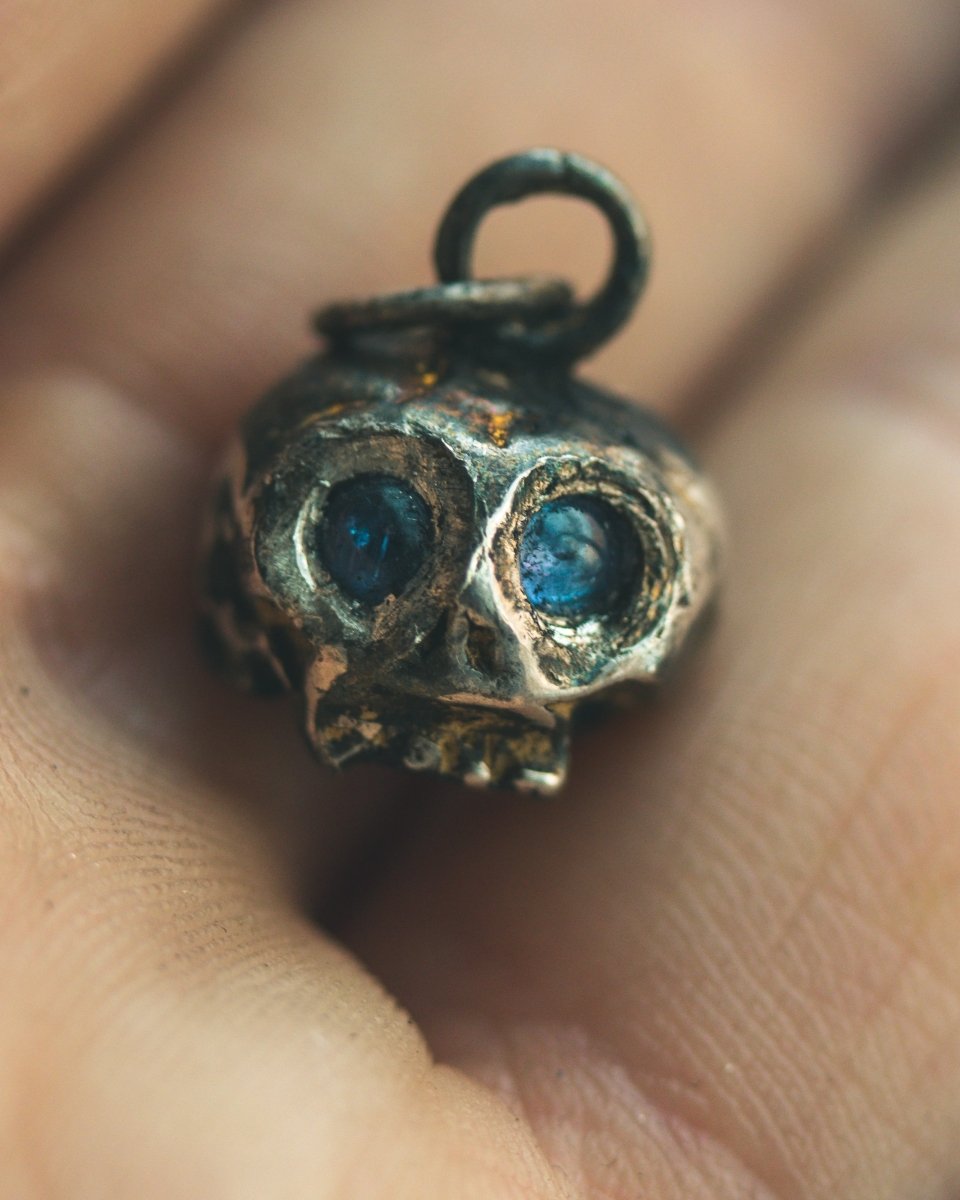 Memento Mori Skull Charm with Cabochon Tanzanite – Sterling Silver & 23.5K Gold | Talisman of Life, Death and Higher Consciousness - Machinations