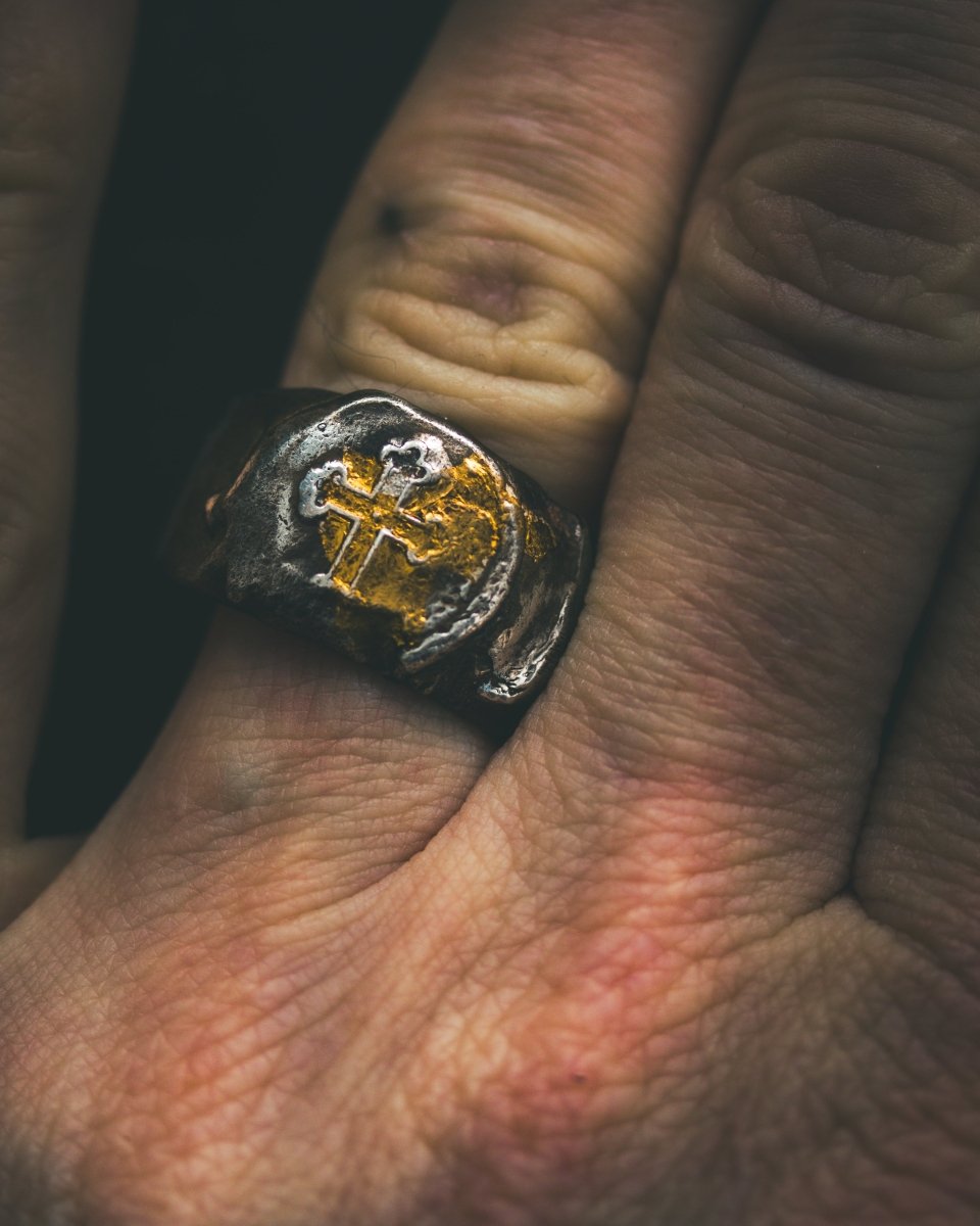 Sacred Relic Signet Ring | Priest's Button Transformed - Machinations