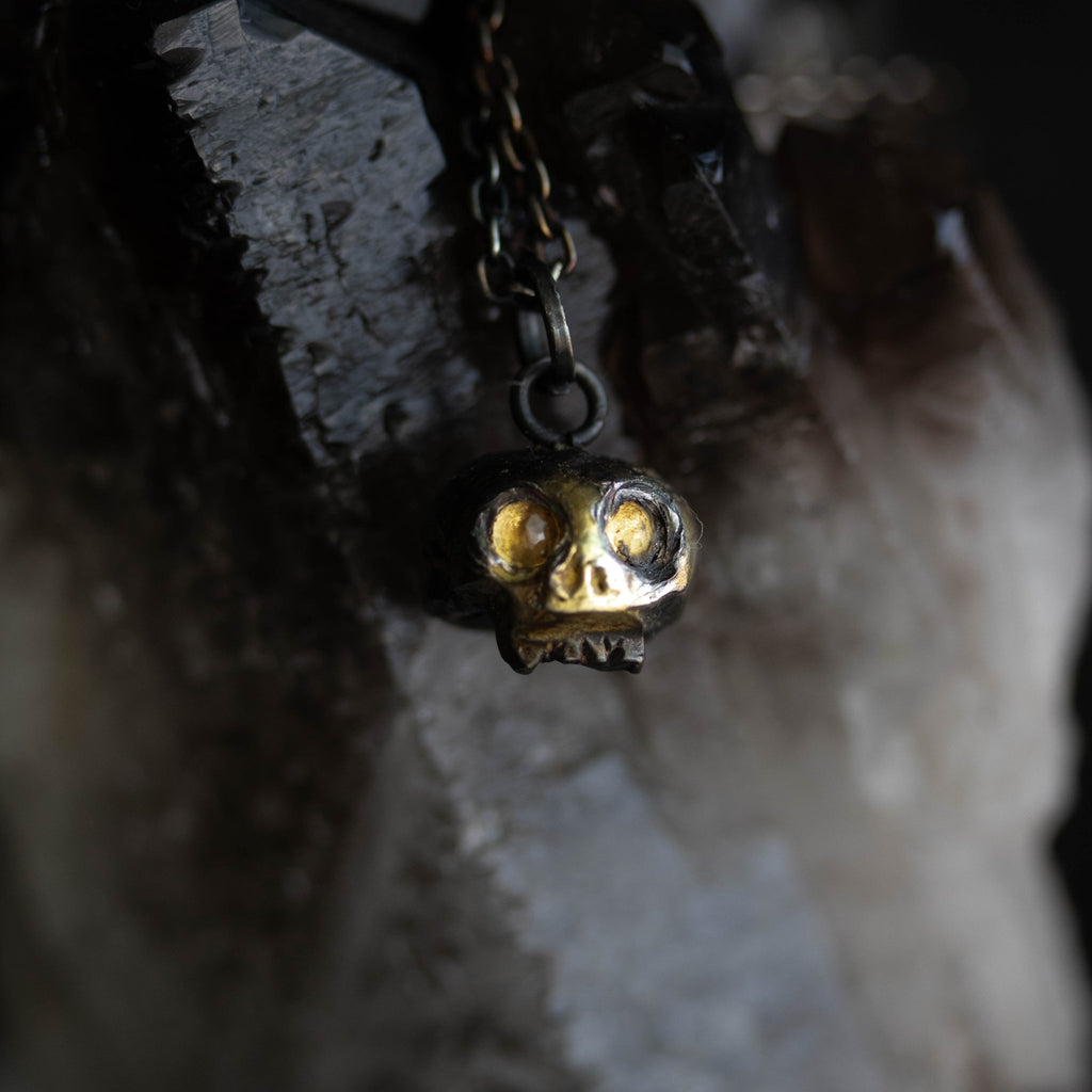 Skull charm with citrine eyes - Machinations