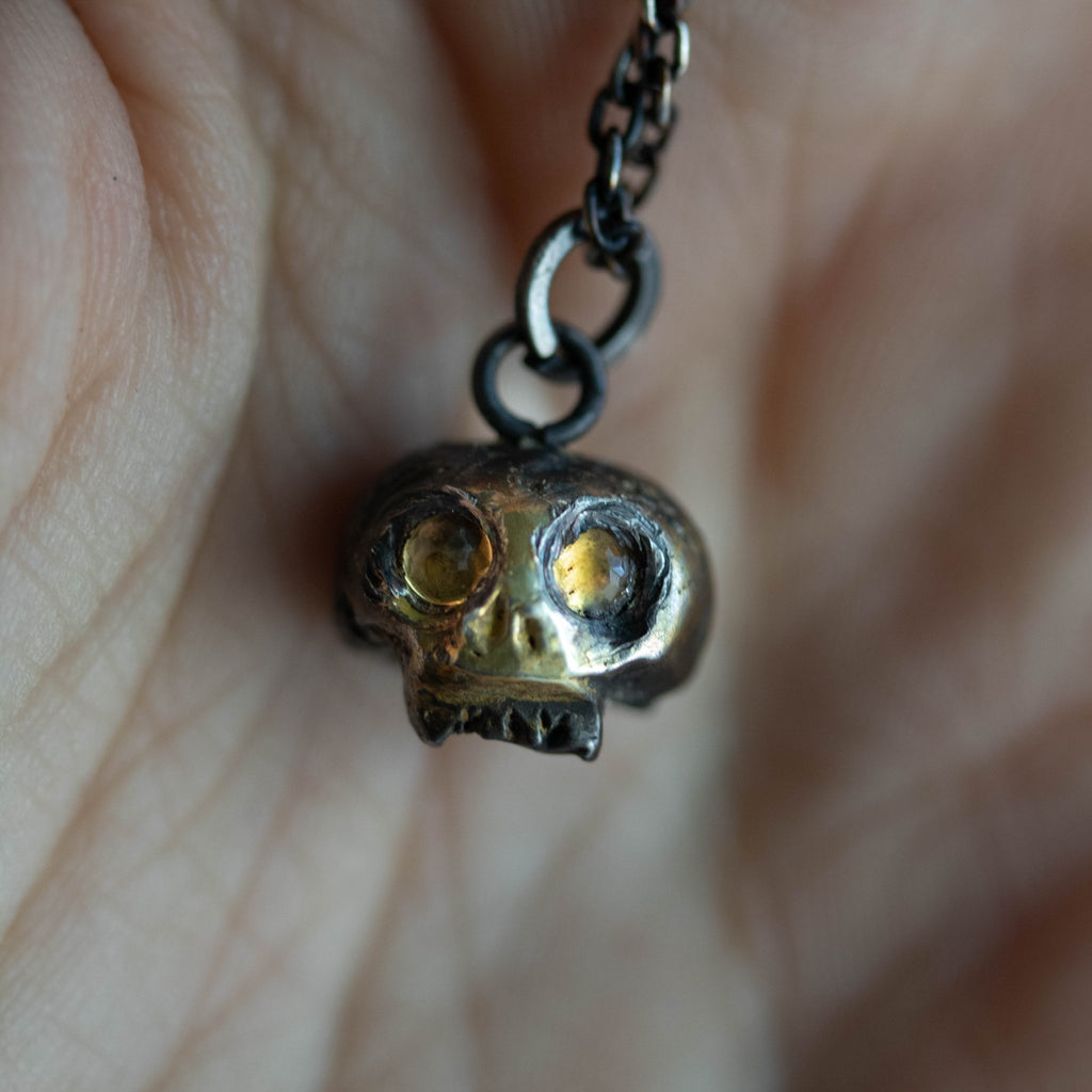 Skull charm with citrine eyes - Machinations