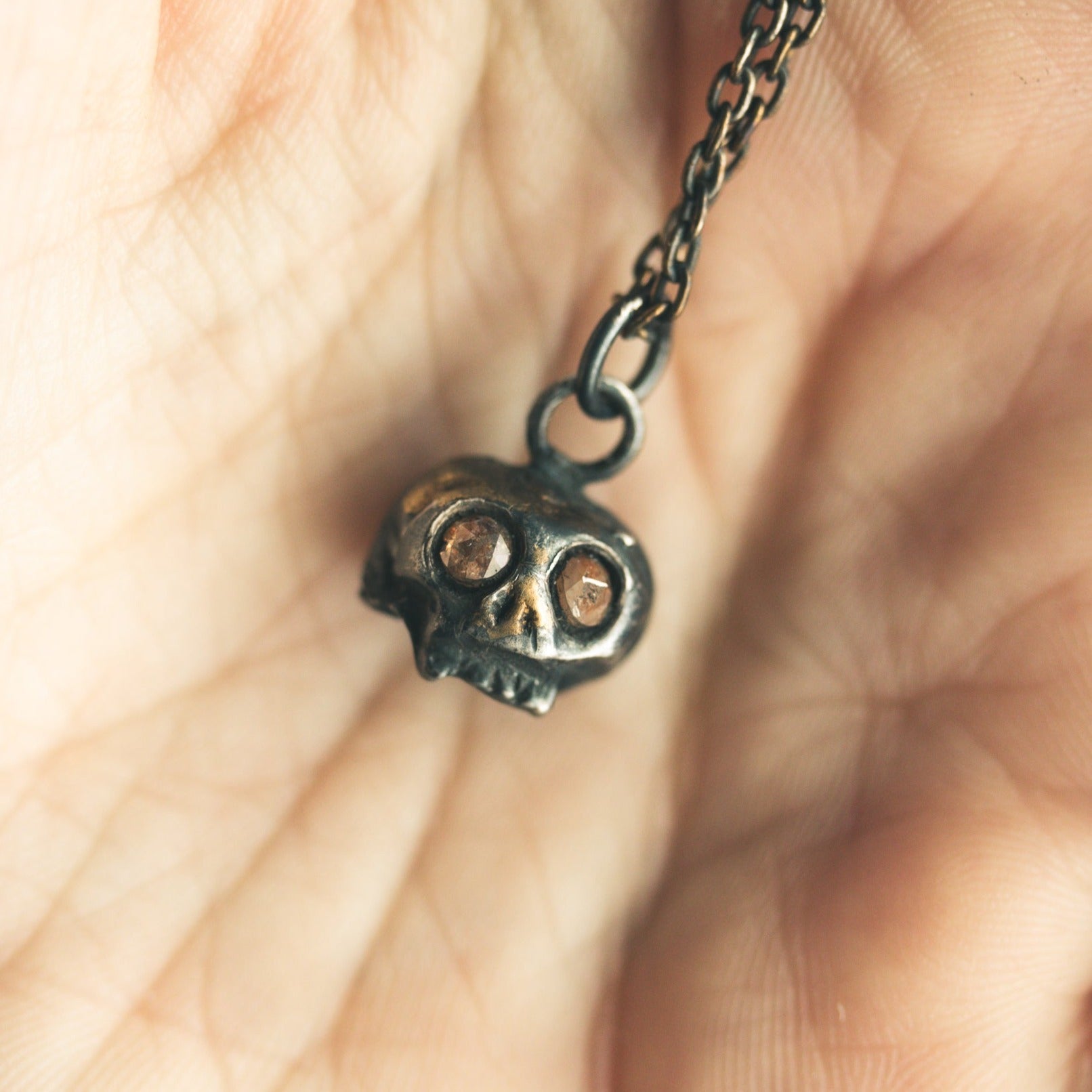 Skull charm with Orange diamond - Machinations