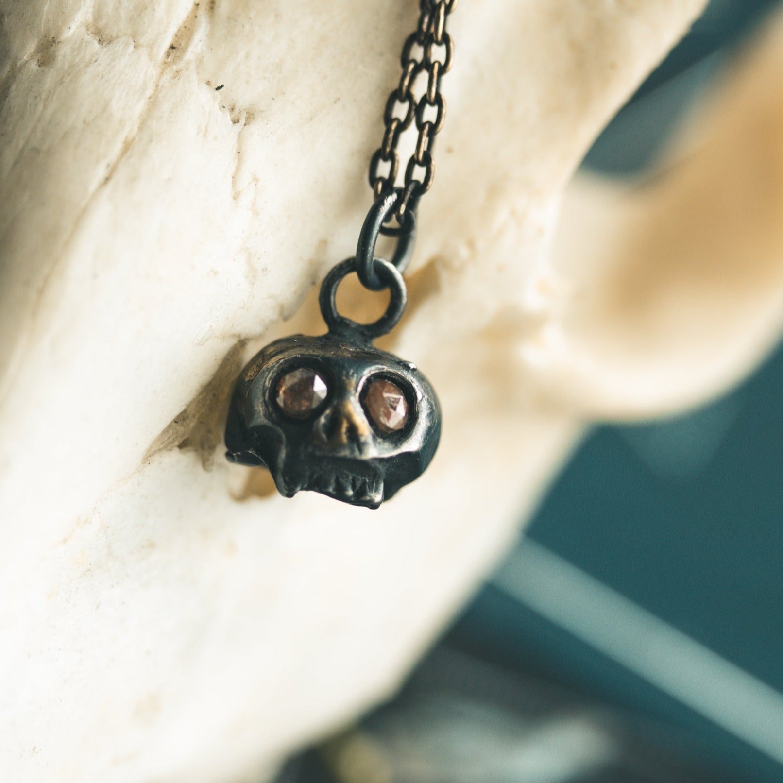 Skull charm with Orange diamond - Machinations