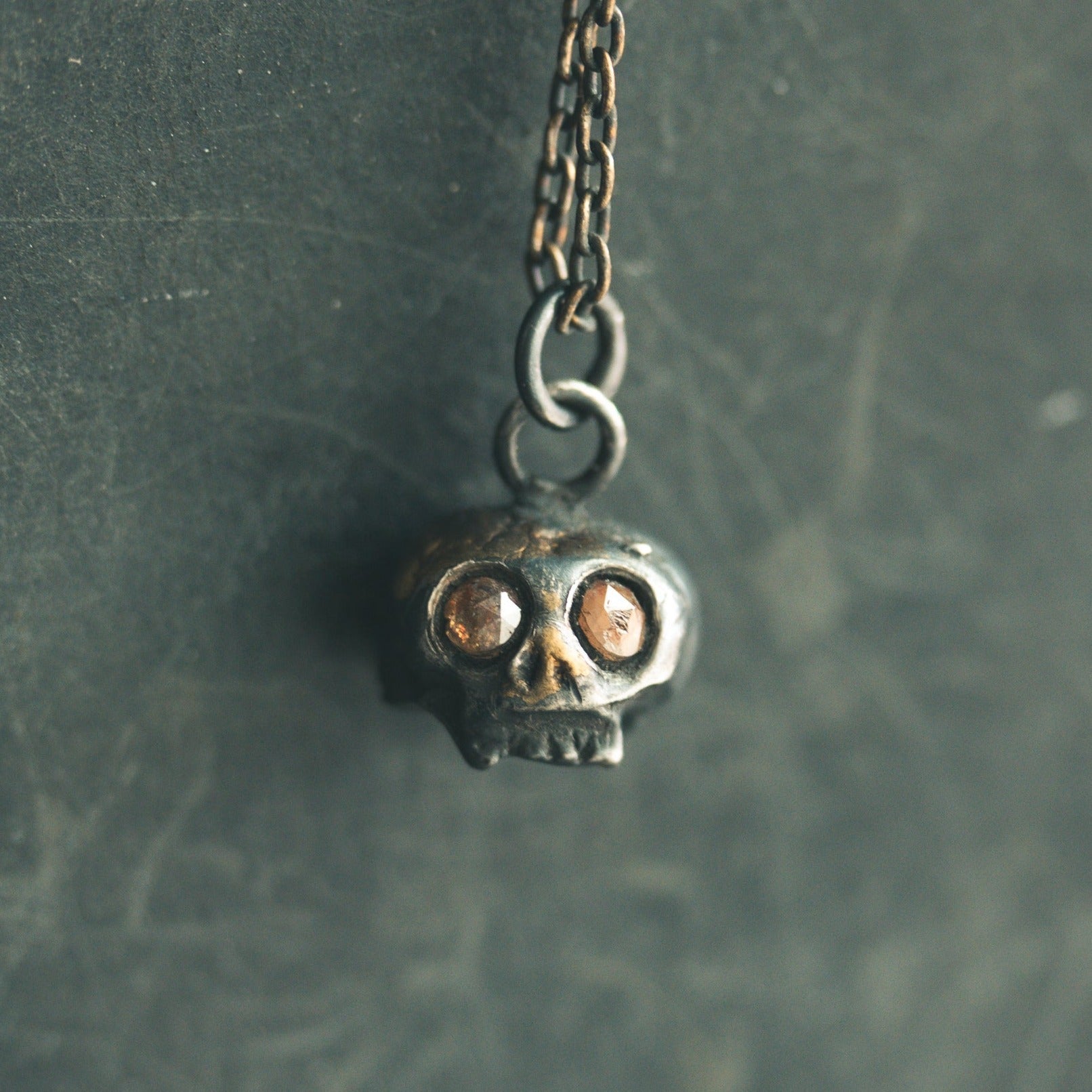 Skull charm with Orange diamond - Machinations