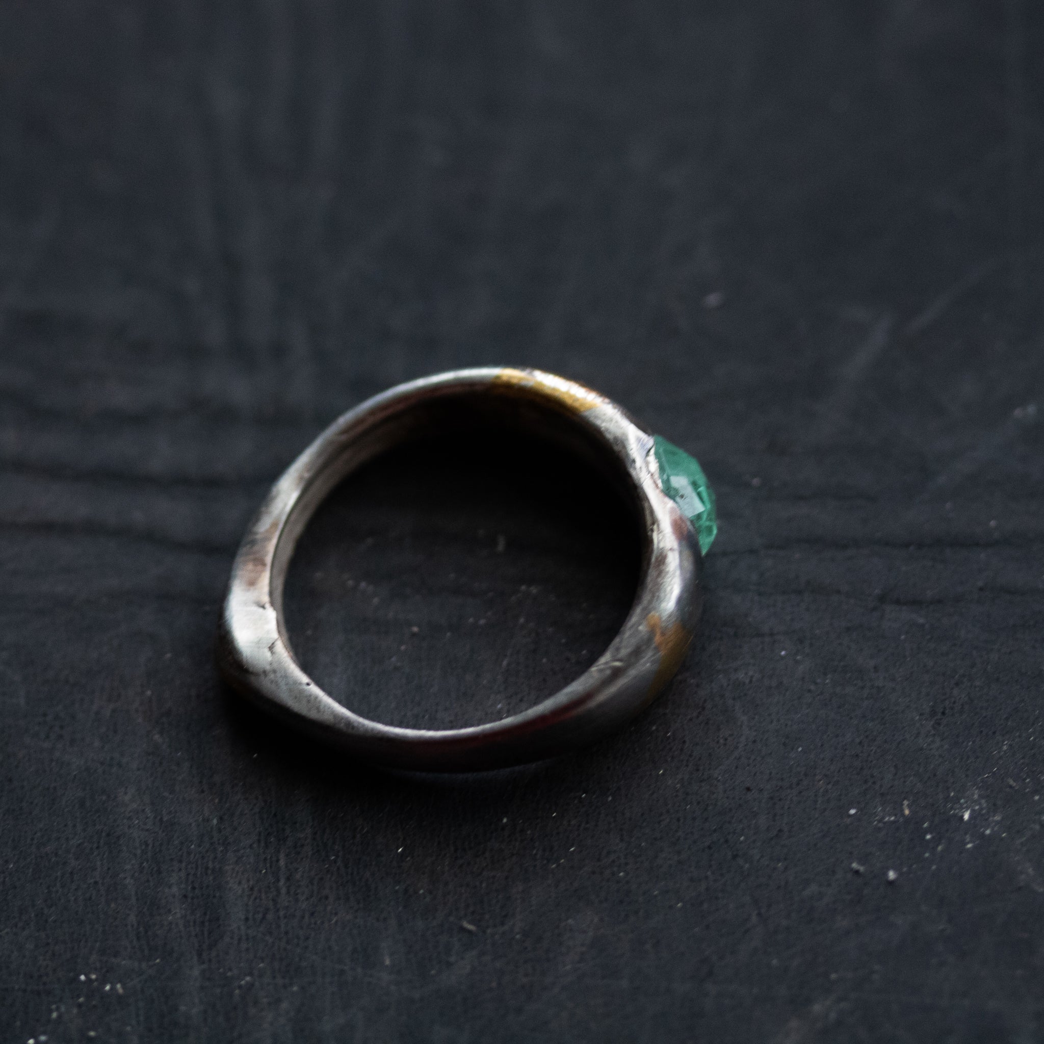 Stirrup Ring Emerald limited edition - Machinations