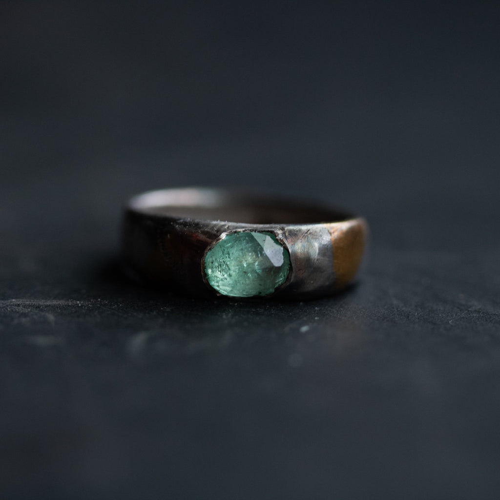Stirrup Ring Emerald limited edition - Machinations