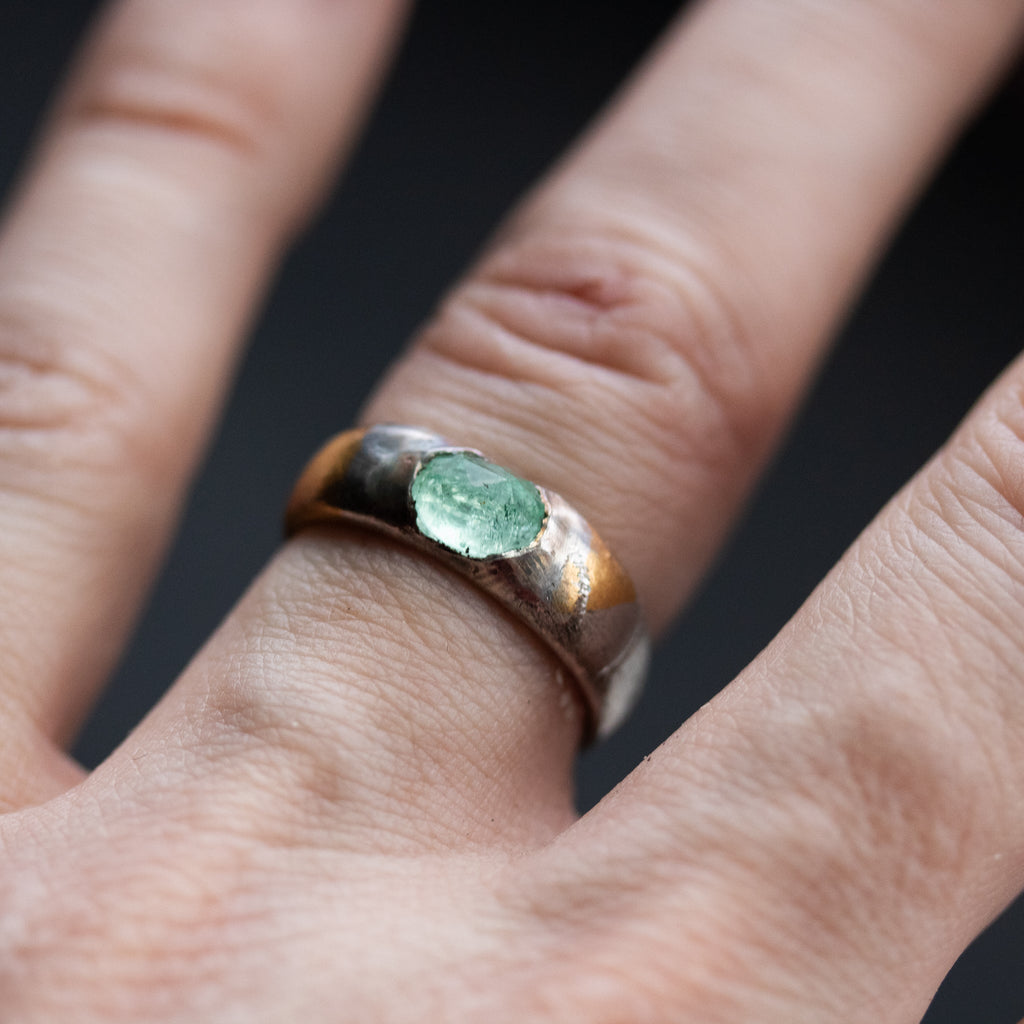 Stirrup Ring Emerald limited edition - Machinations