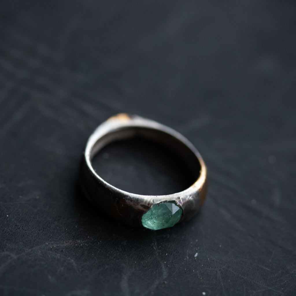 Stirrup Ring Emerald limited edition - Machinations
