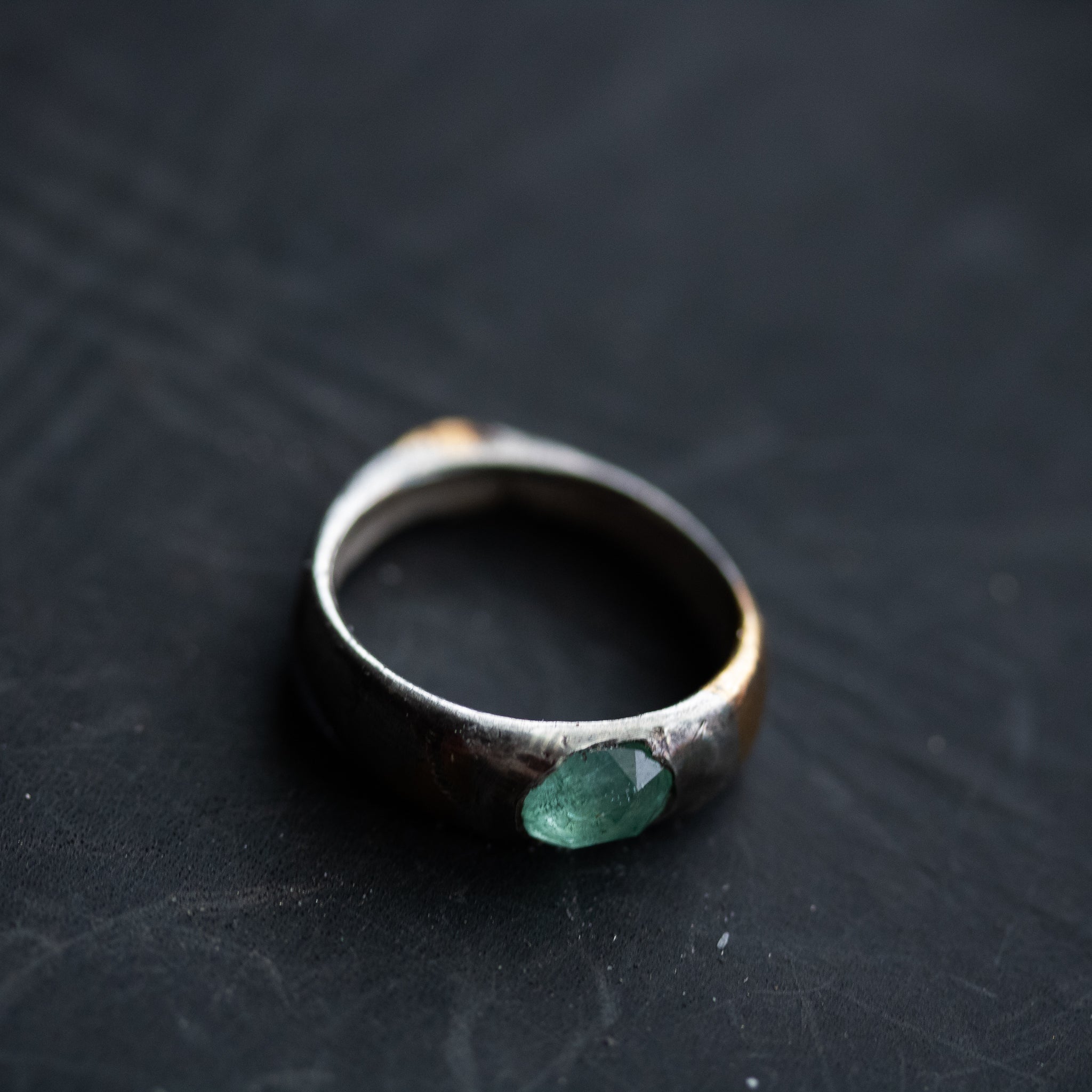 Stirrup Ring Emerald limited edition - Machinations