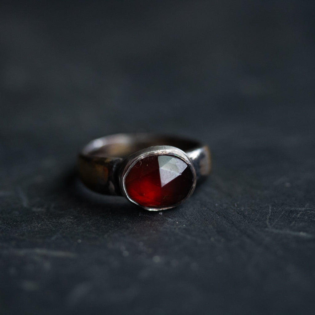 Stirrup Ring Garnet limited edition - Machinations
