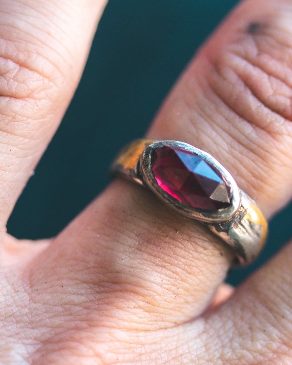 Stirrup Ring Garnet limited edition - Machinations