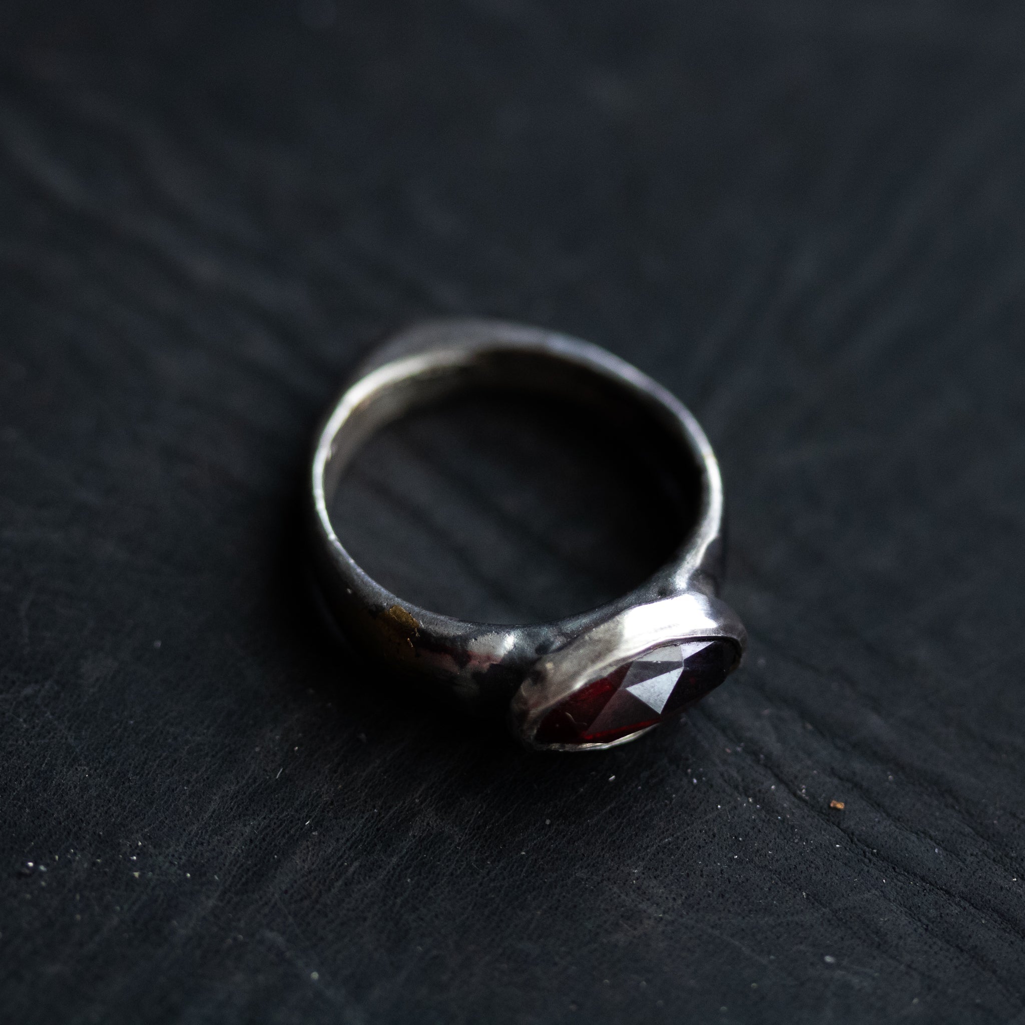 Stirrup Ring Garnet limited edition - Machinations