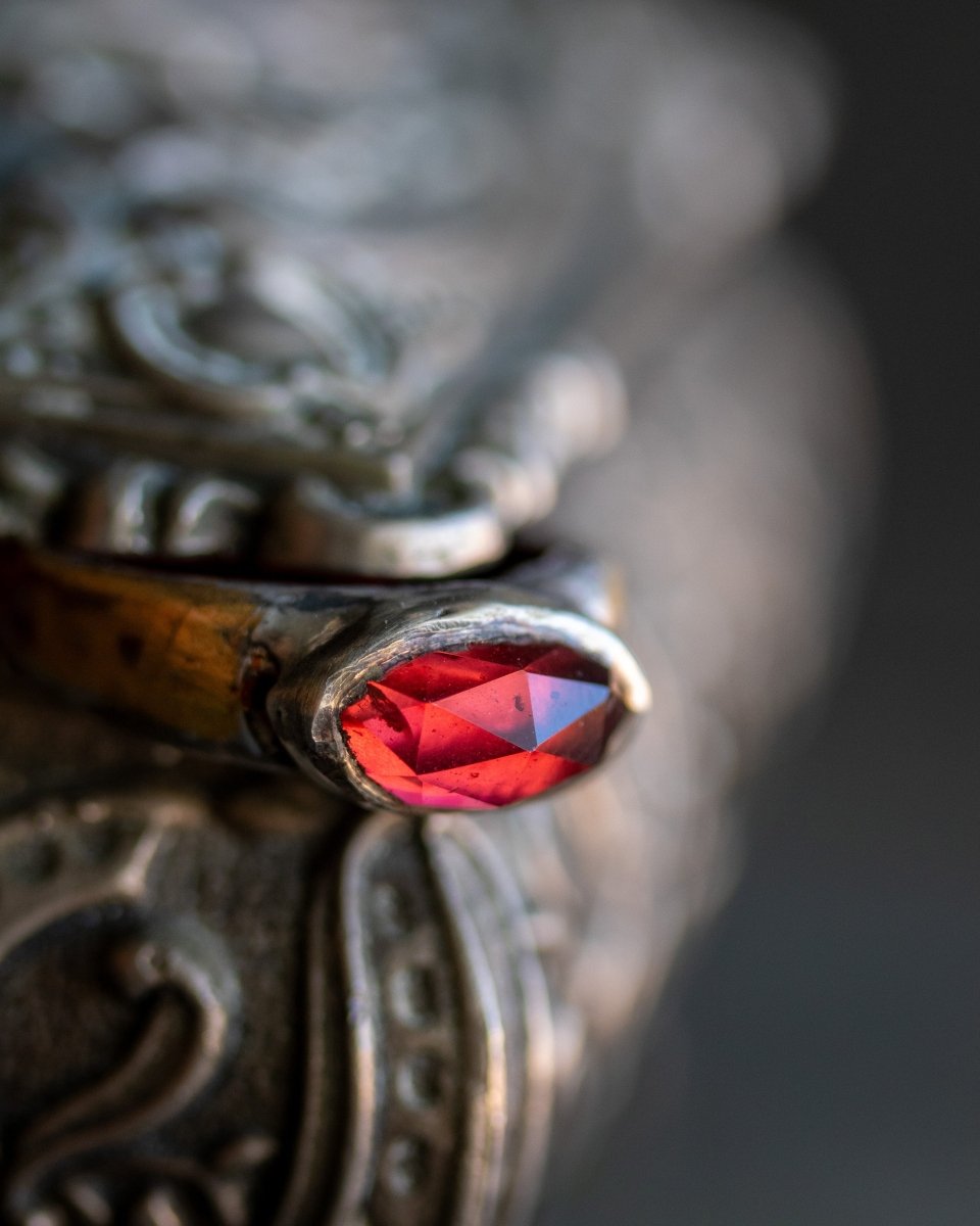 Stirrup Ring Garnet limited edition - Machinations