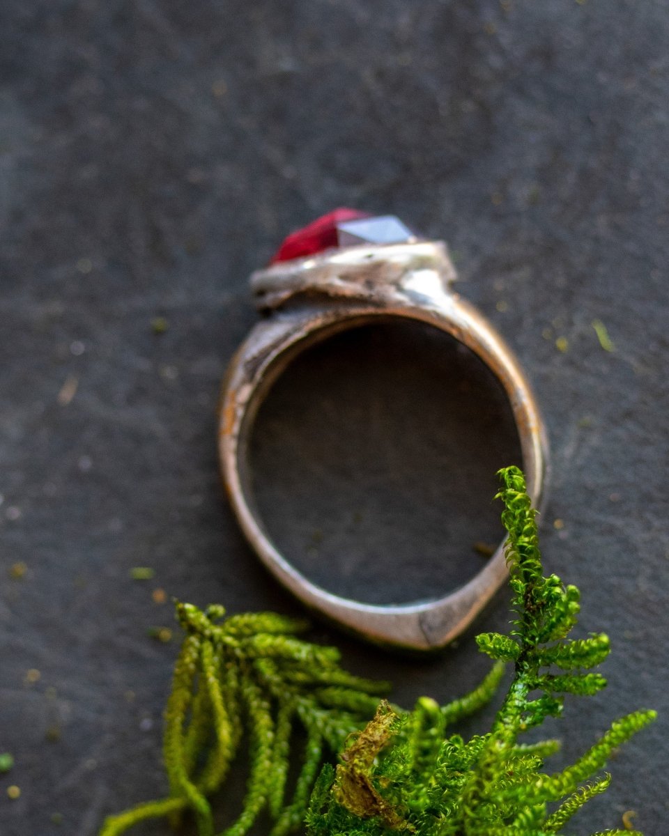 Stirrup Ring Garnet limited edition - Machinations