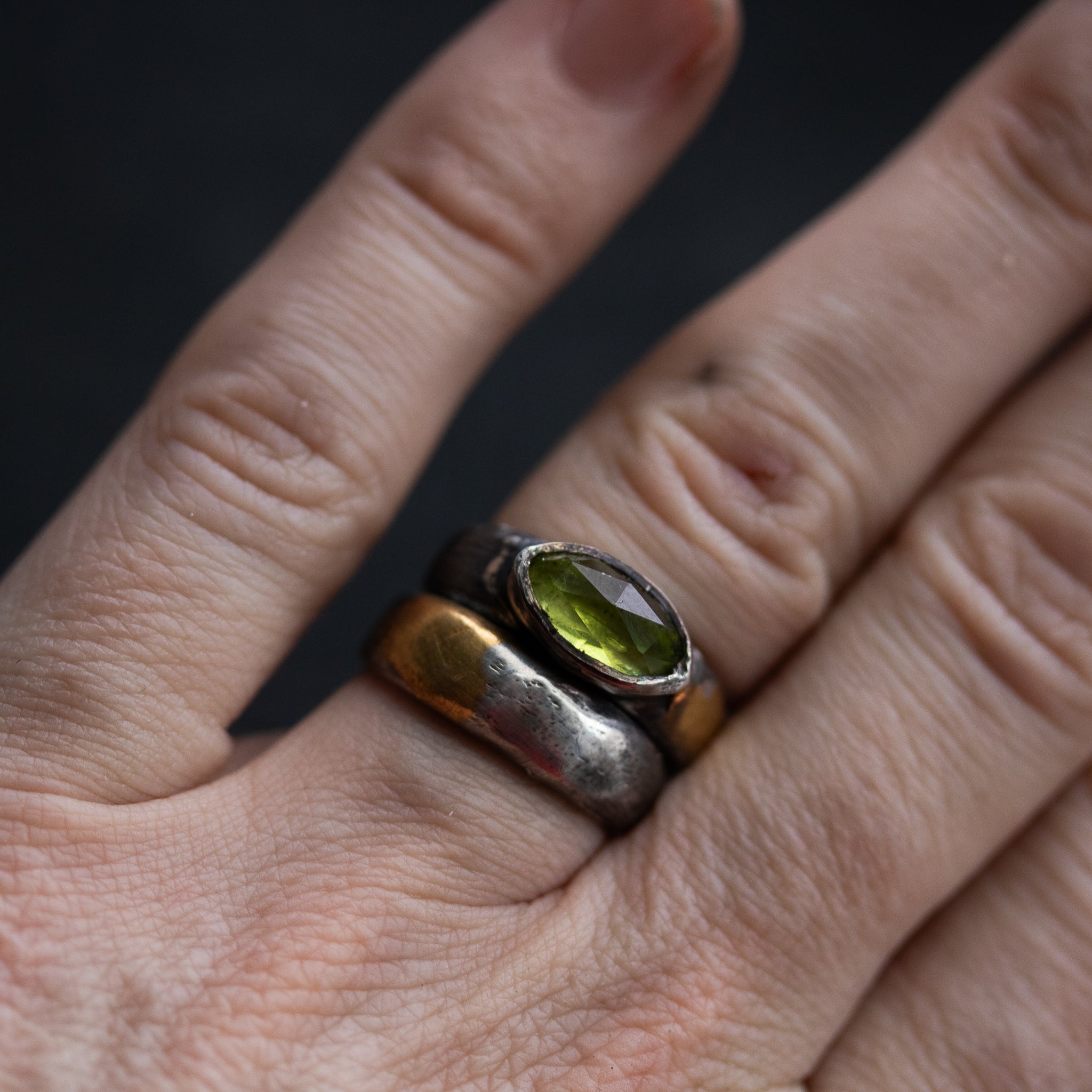 Stirrup Ring Peridot limited edition - Machinations