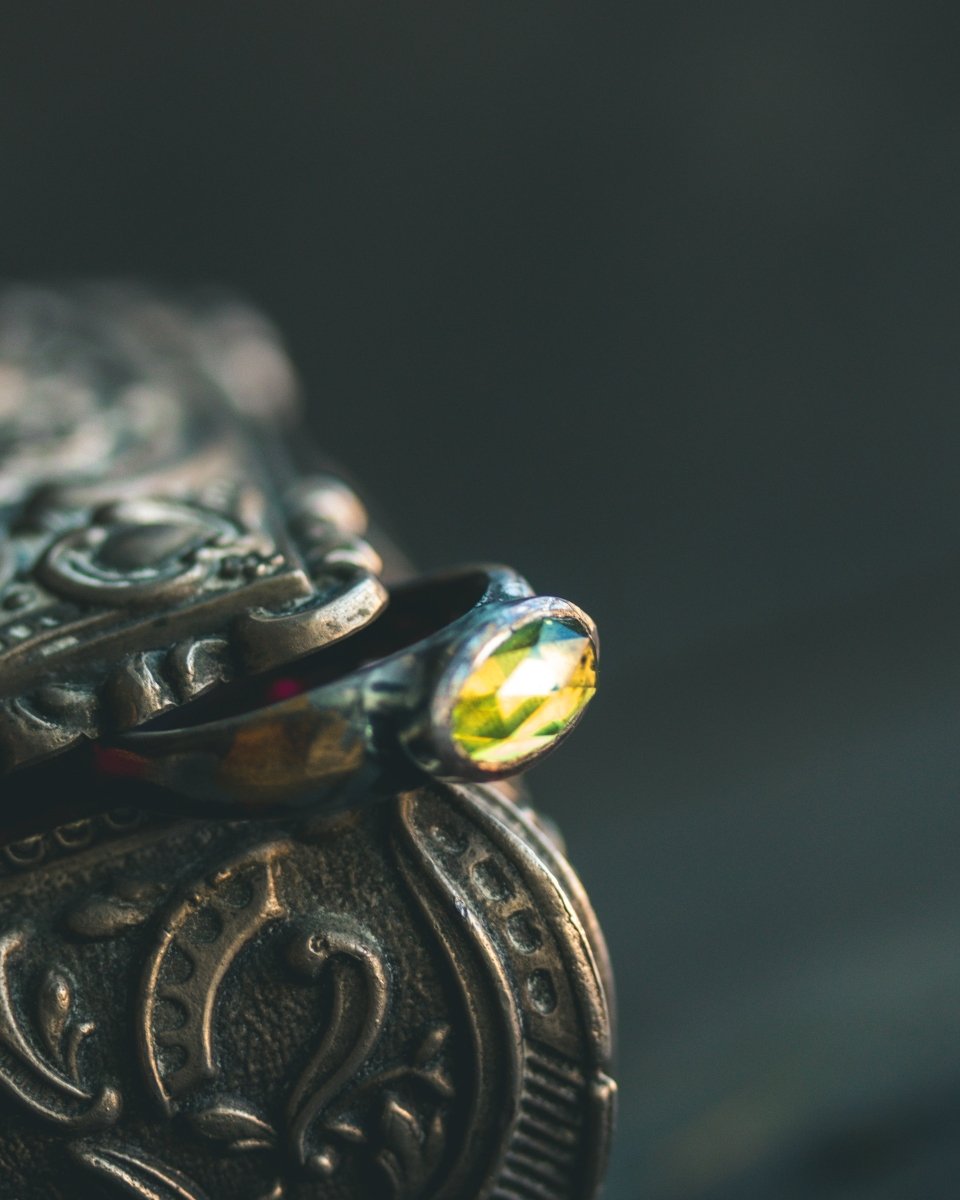 Stirrup Ring Peridot limited edition - Machinations