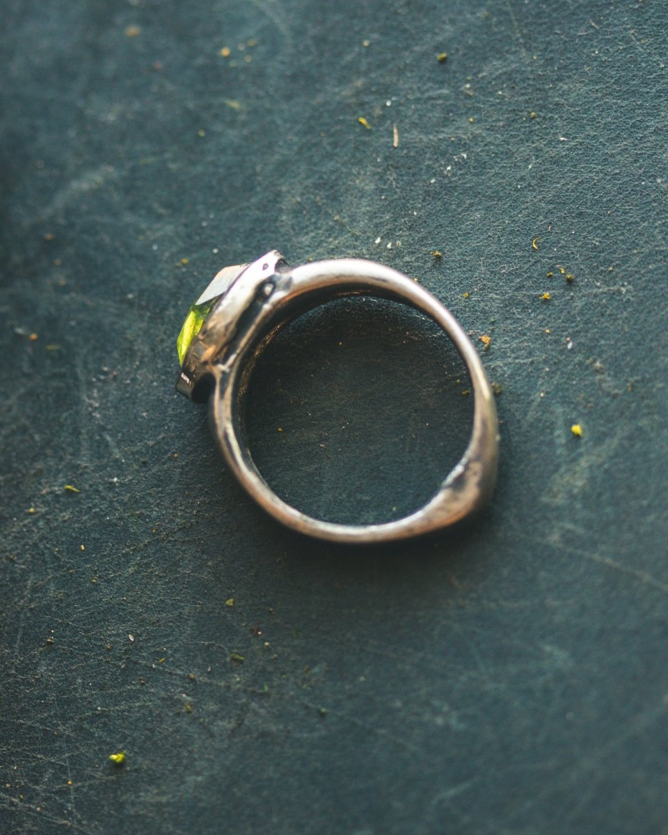 Stirrup Ring Peridot limited edition - Machinations