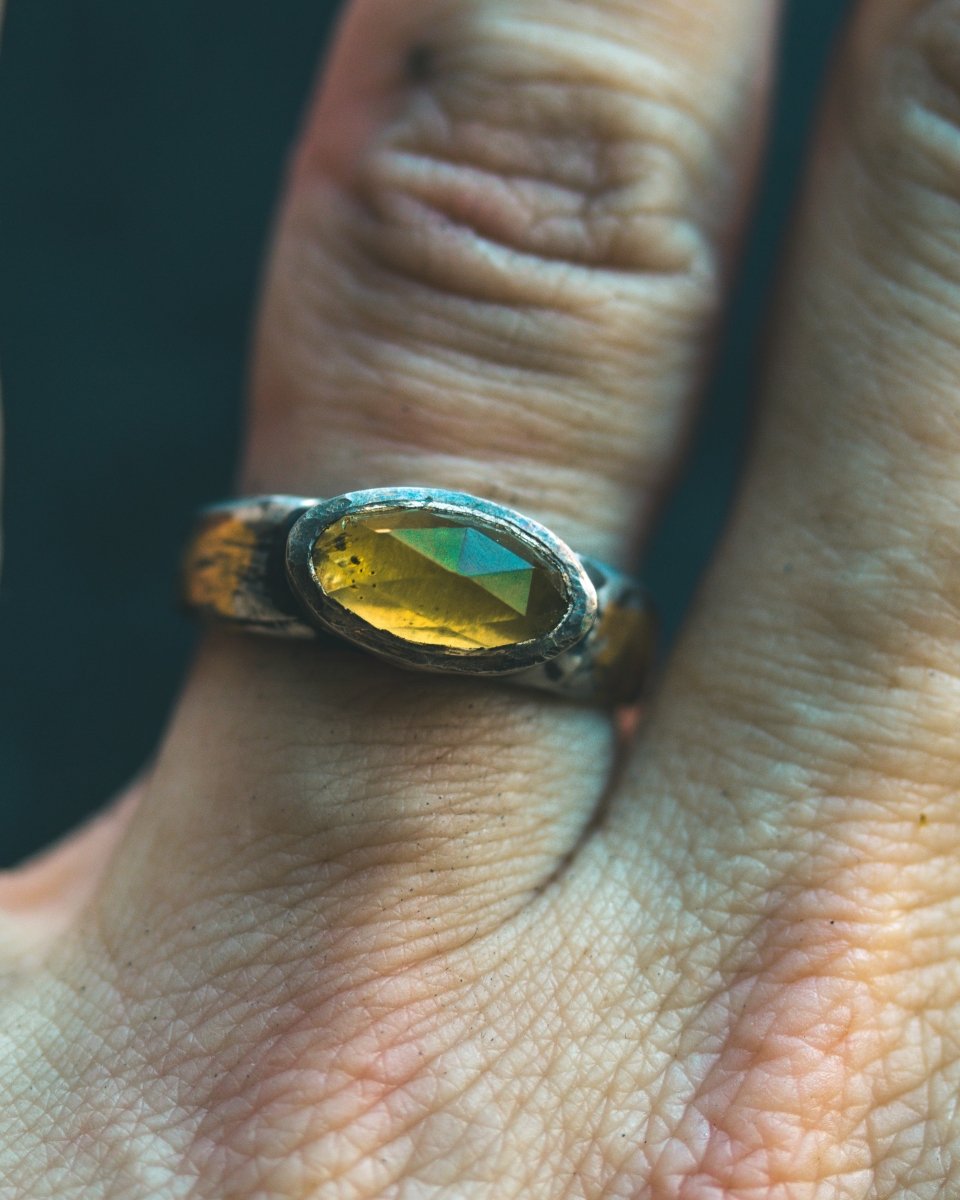 Stirrup Ring Peridot limited edition - Machinations