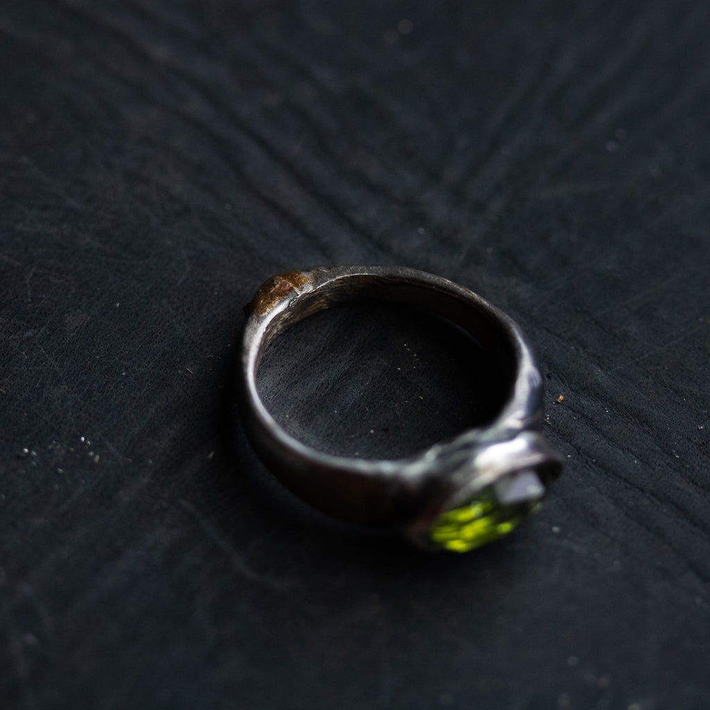Stirrup Ring Peridot limited edition - Machinations