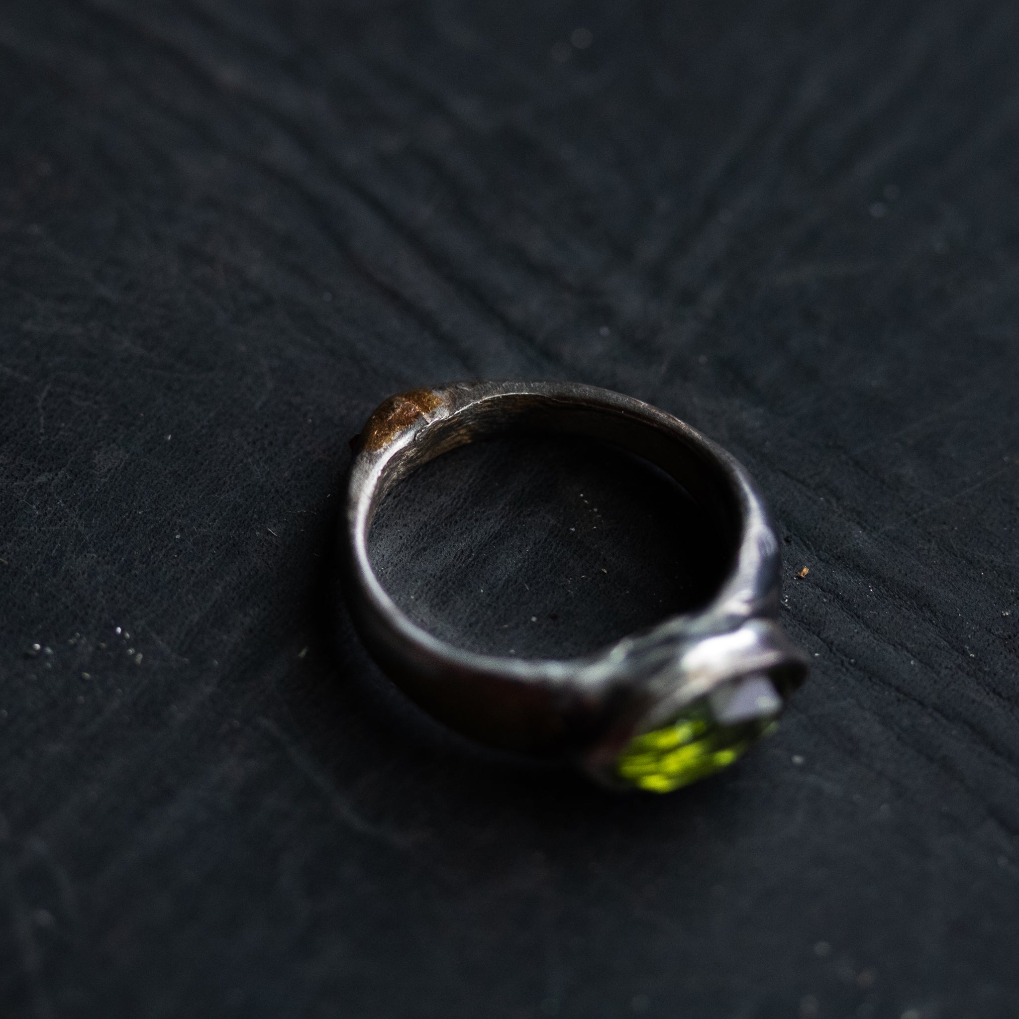 Stirrup Ring Peridot limited edition - Machinations