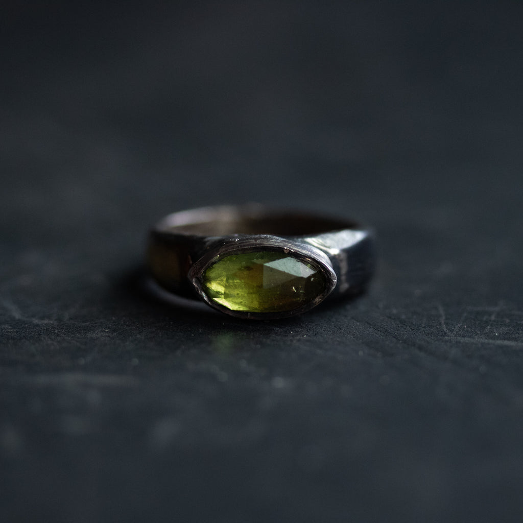 Stirrup Ring Peridot limited edition - Machinations