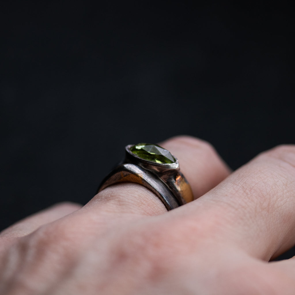 Stirrup Ring Peridot limited edition - Machinations