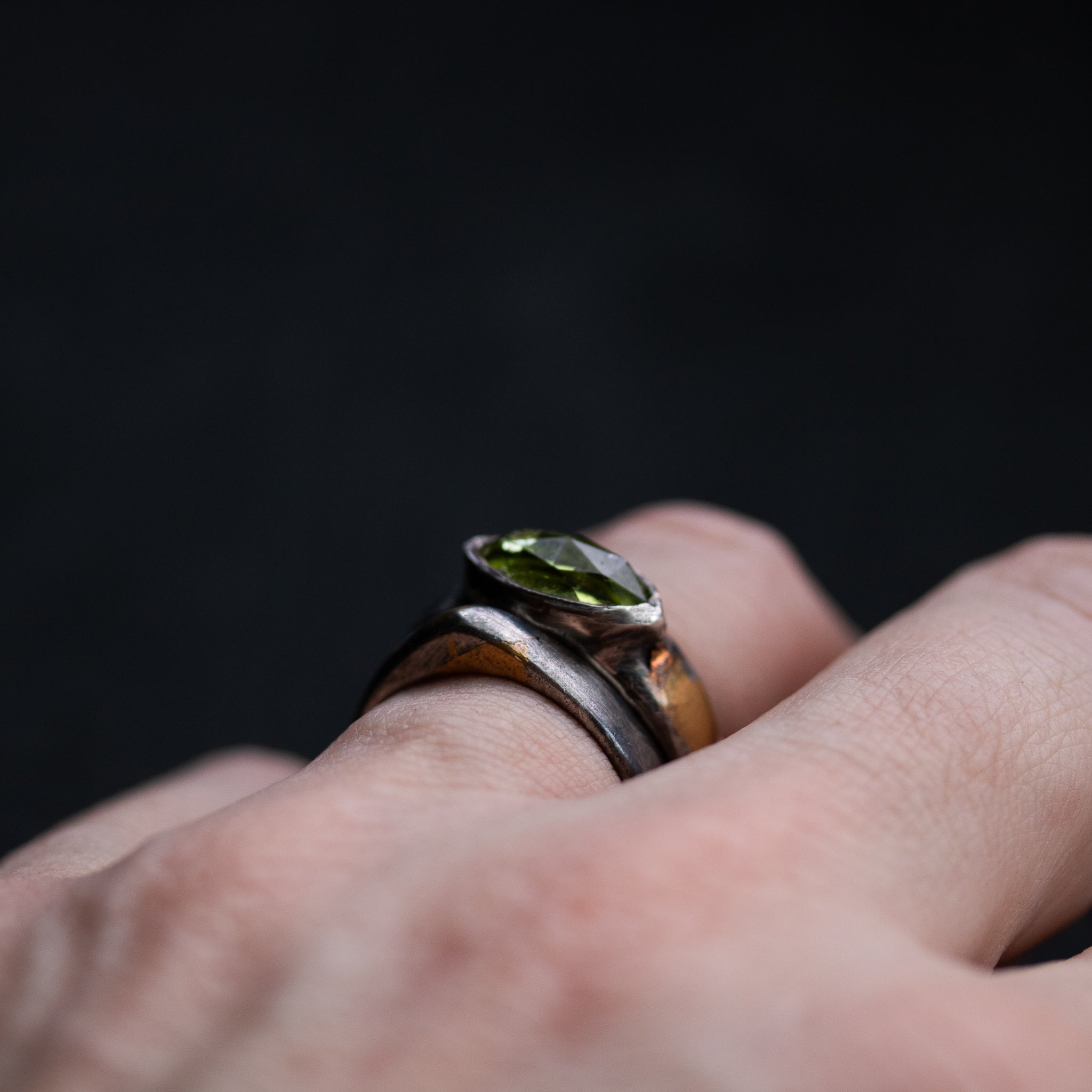 Stirrup Ring Peridot limited edition - Machinations