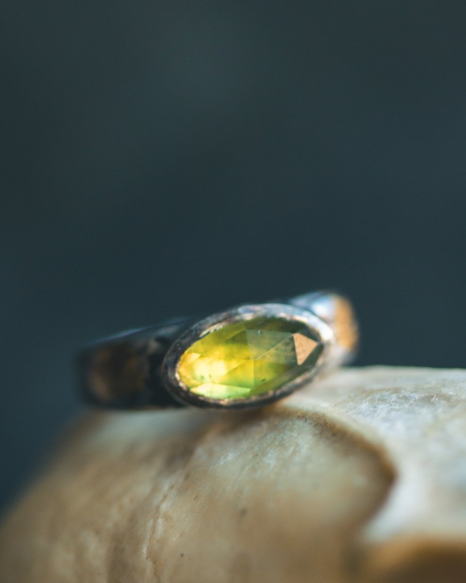 Stirrup Ring Peridot limited edition - Machinations