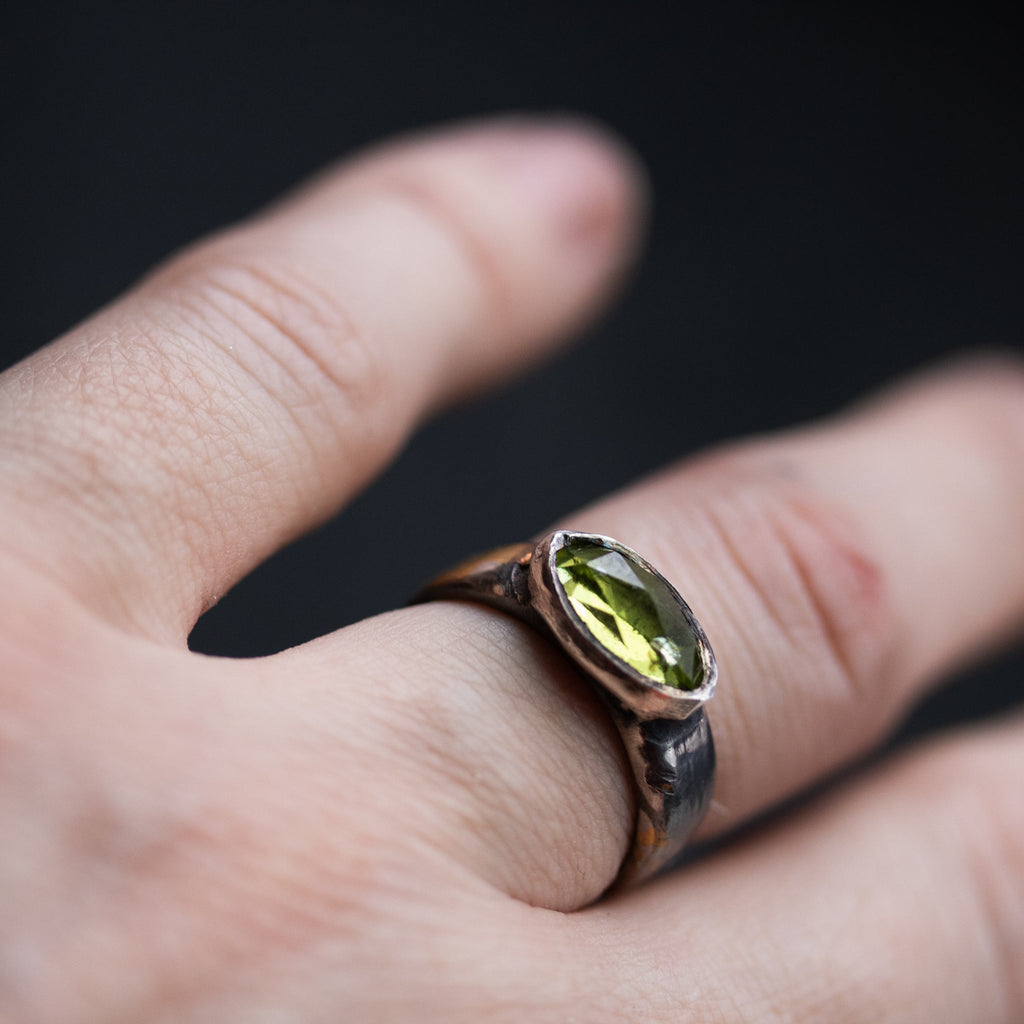Stirrup Ring Peridot limited edition - Machinations