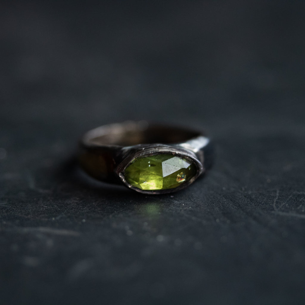 Stirrup Ring Peridot limited edition - Machinations