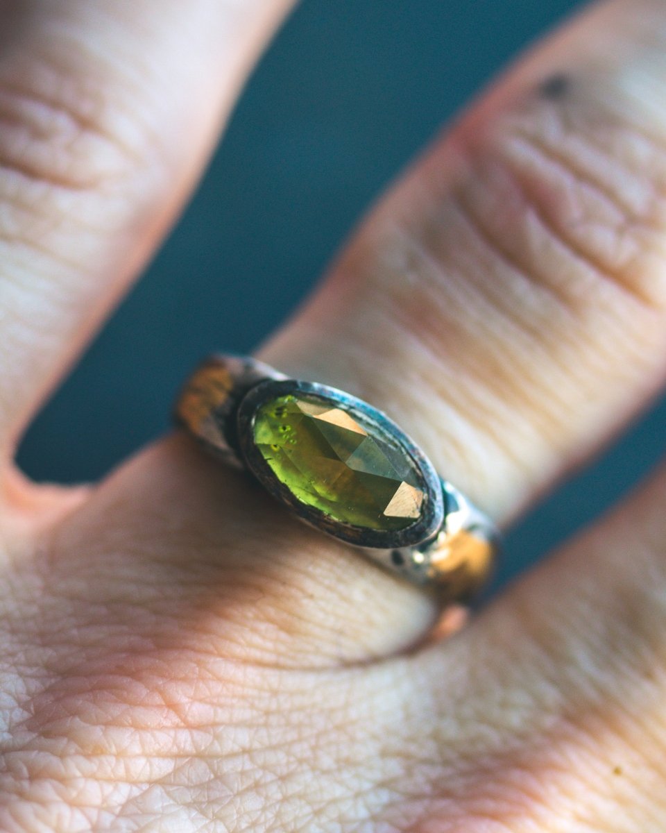 Stirrup Ring Peridot limited edition - Machinations