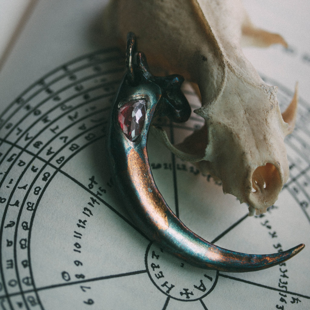 Talon With Asymetirical Rose Cut Garnet - Machinations