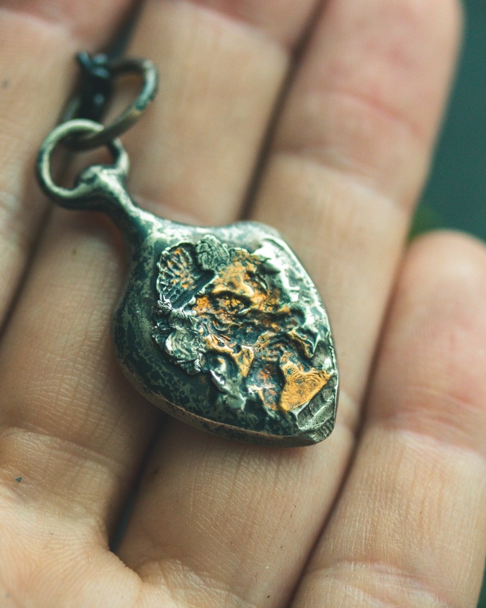 The Lion Crown Pendant: A Symbol of Strength, Courage, and Sovereignty - Machinations