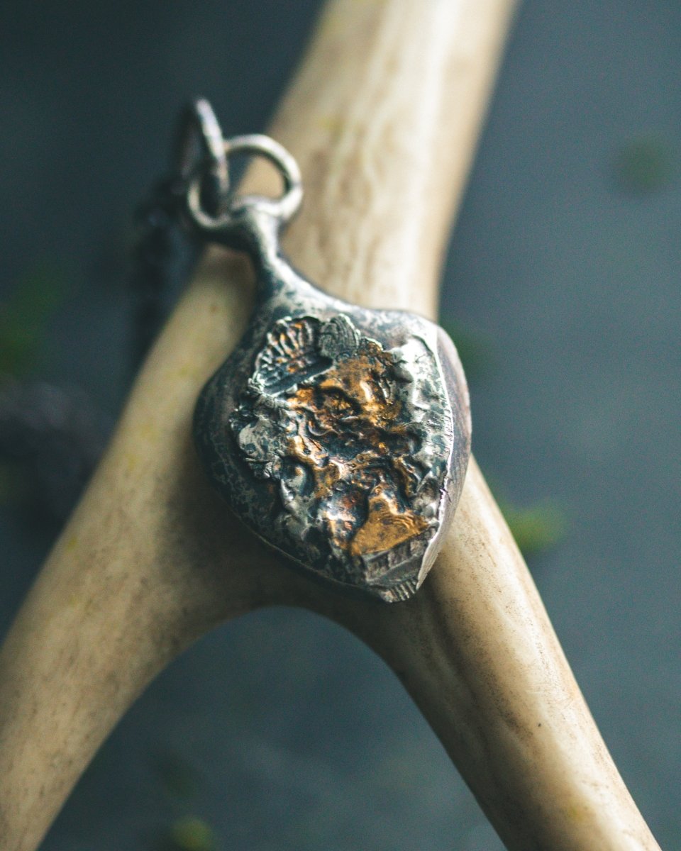The Lion Crown Pendant: A Symbol of Strength, Courage, and Sovereignty - Machinations