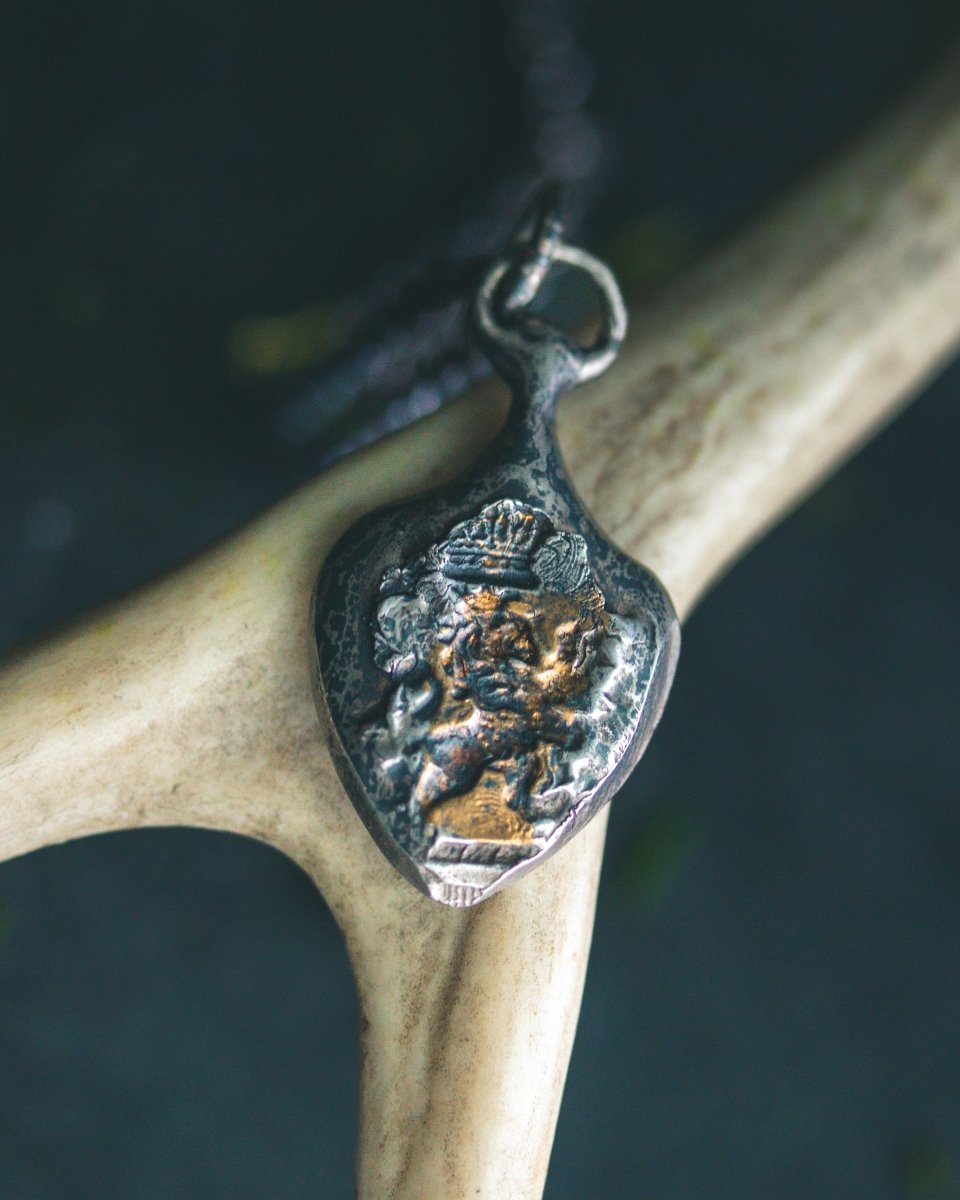 The Lion Crown Pendant: A Symbol of Strength, Courage, and Sovereignty - Machinations