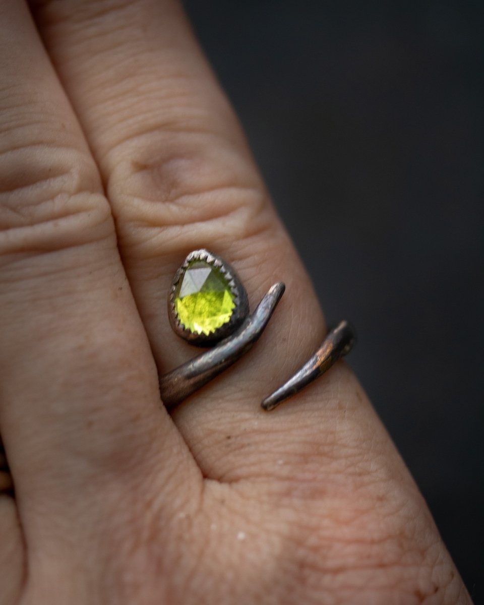 Thorn and Peridot Ring: Emblem of Resilience and Renewal - Machinations