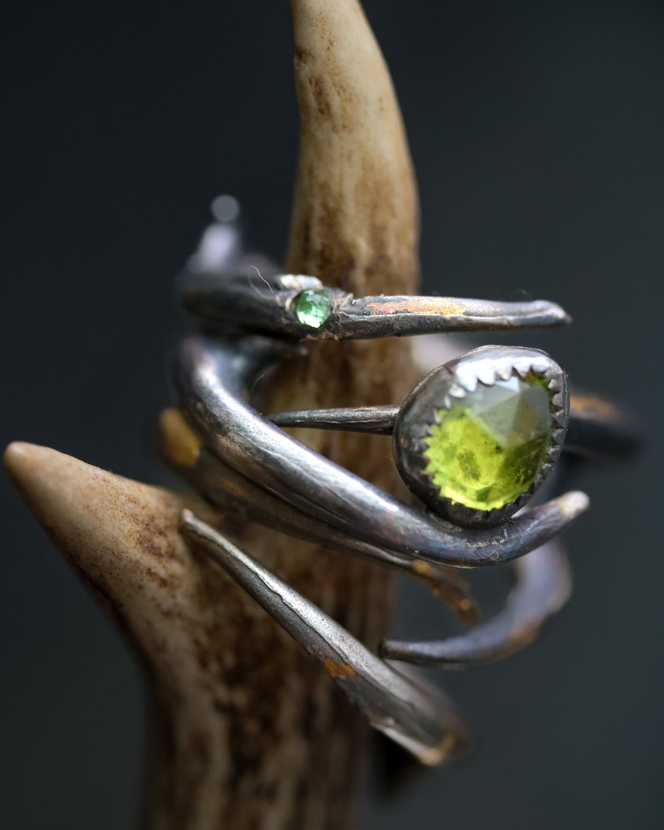 Thorn and Peridot Ring: Emblem of Resilience and Renewal - Machinations