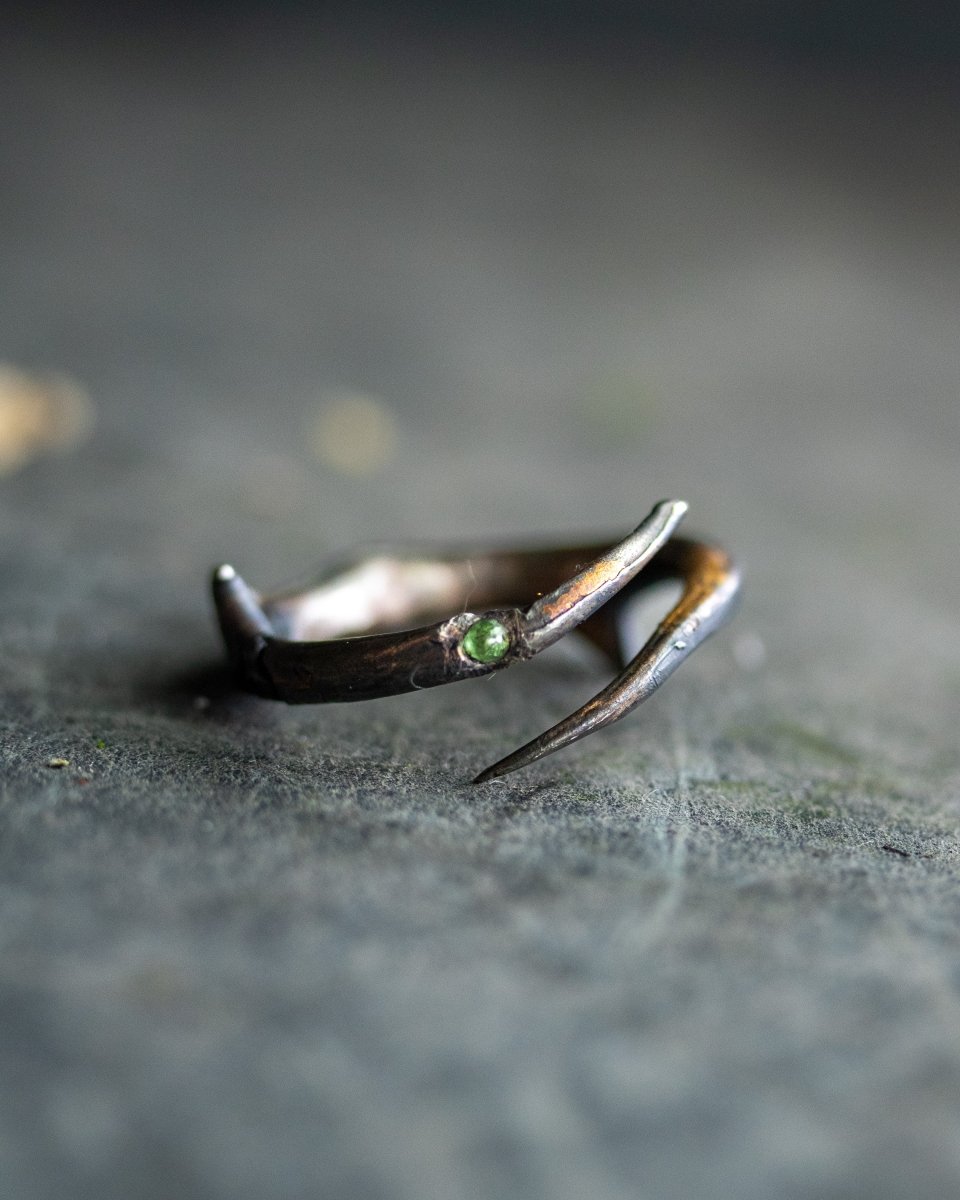 Thorn and Tsavorite Ring: Symbol of Beauty and Vitality - Machinations