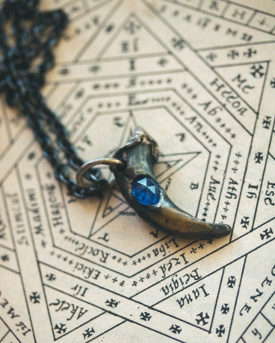 Wolf Claw Pendant with Tanzanite: Symbol of Guardianship, Transformation, and Higher Consciousness - Machinations
