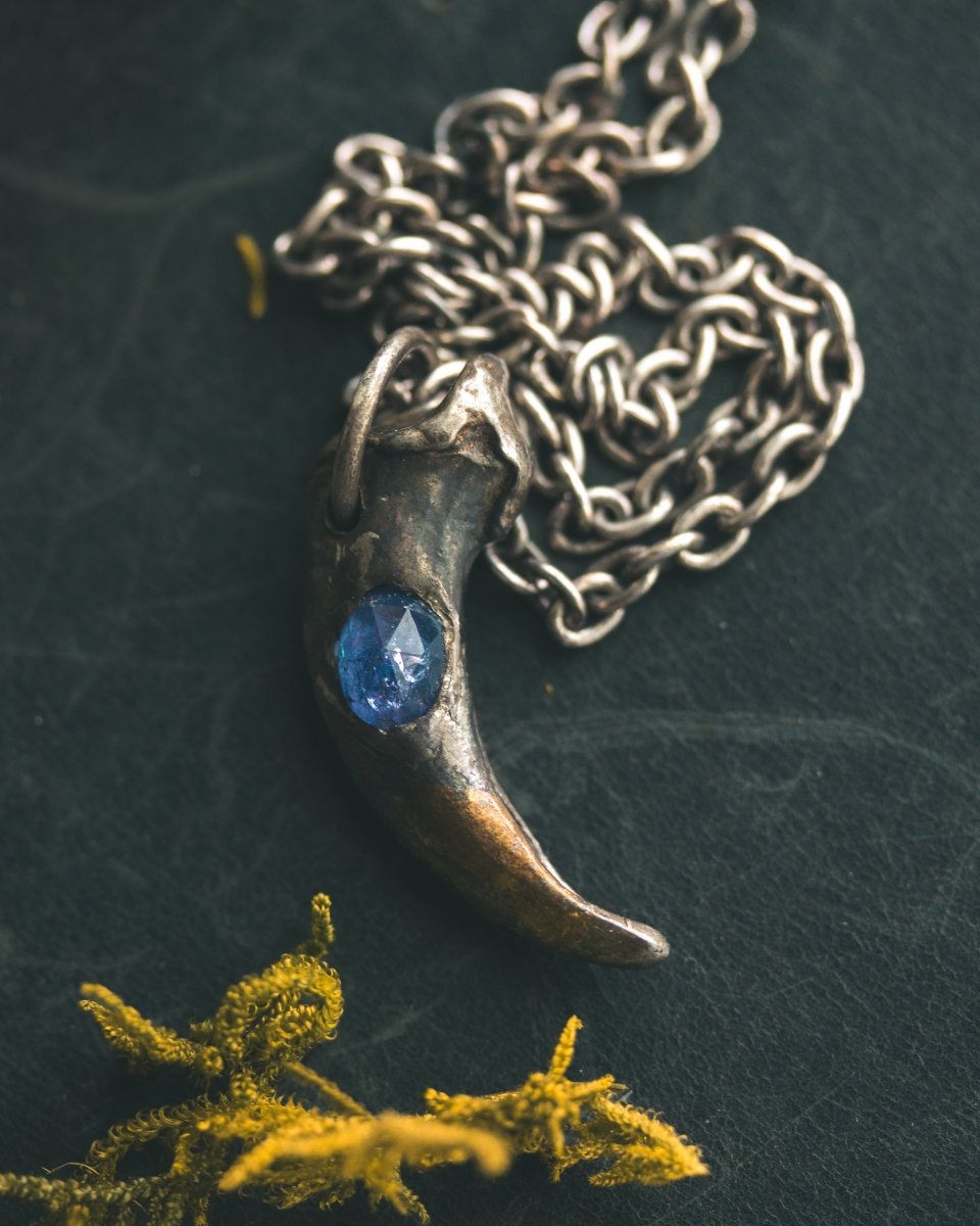 Wolf Claw Pendant with Tanzanite: Symbol of Guardianship, Transformation, and Higher Consciousness - Machinations