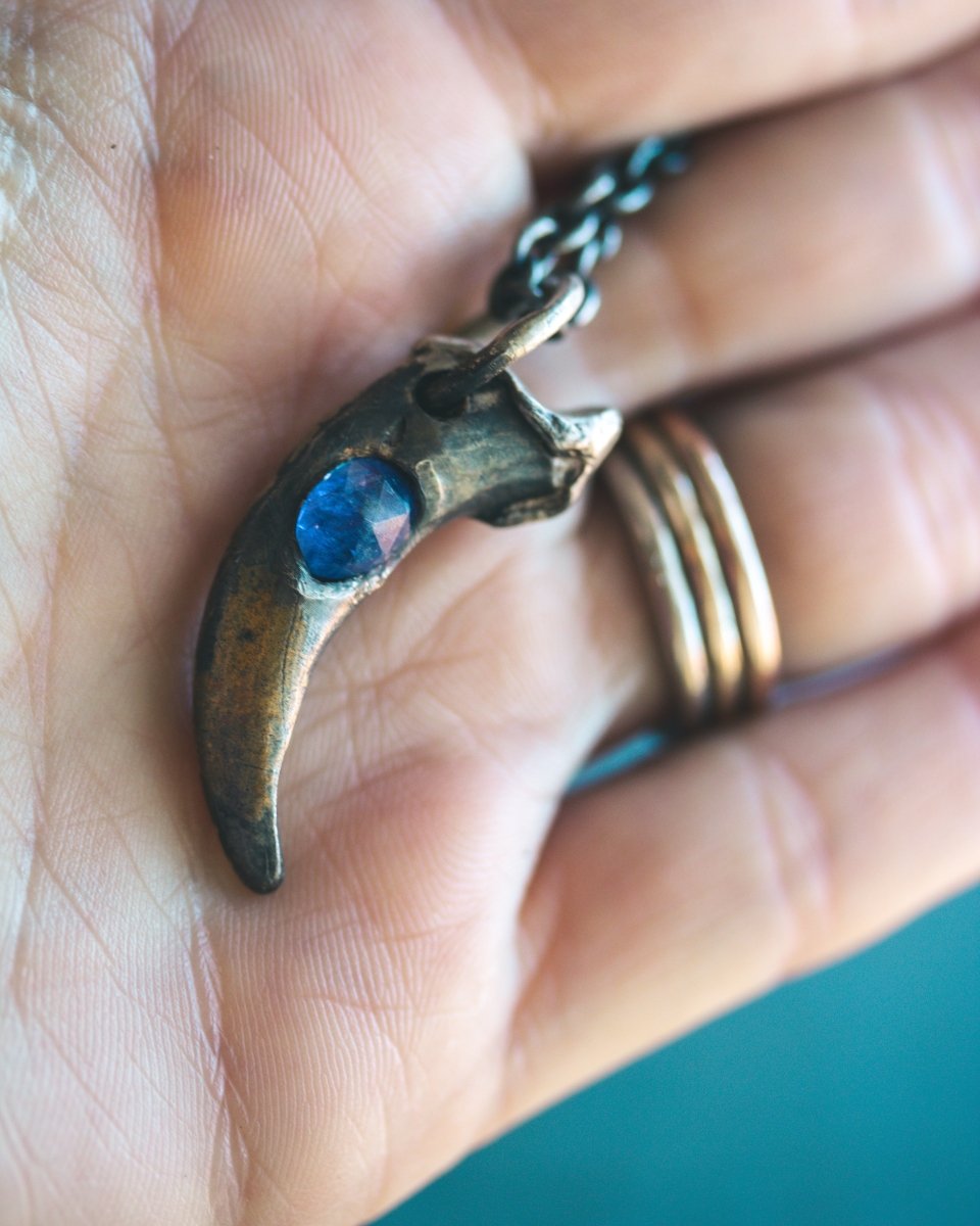 Wolf Claw Pendant with Tanzanite: Symbol of Guardianship, Transformation, and Higher Consciousness - Machinations